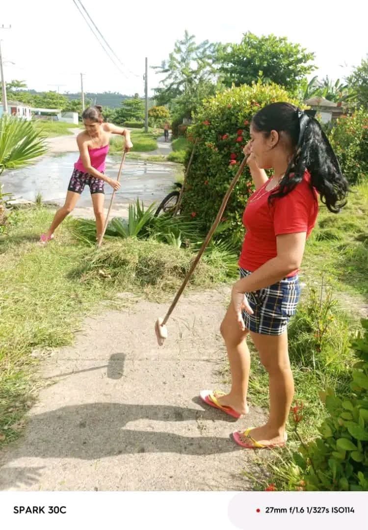 CUcmgt's tweet photo. Desde el enfoque #UnaSalud la #RedJuvenilComunitaria de la Filial de Ciencias Médicas de #Baracoa #Guantánamo realiza labores de higienización en áreas exteriores de su Residencia Estudianti. #SomosUcmgt @yamilers2022 @UcimeGuantanamo @Dr_WilsonPerez @MINSAPCuba https://t.co/8TbFB2Ehiq