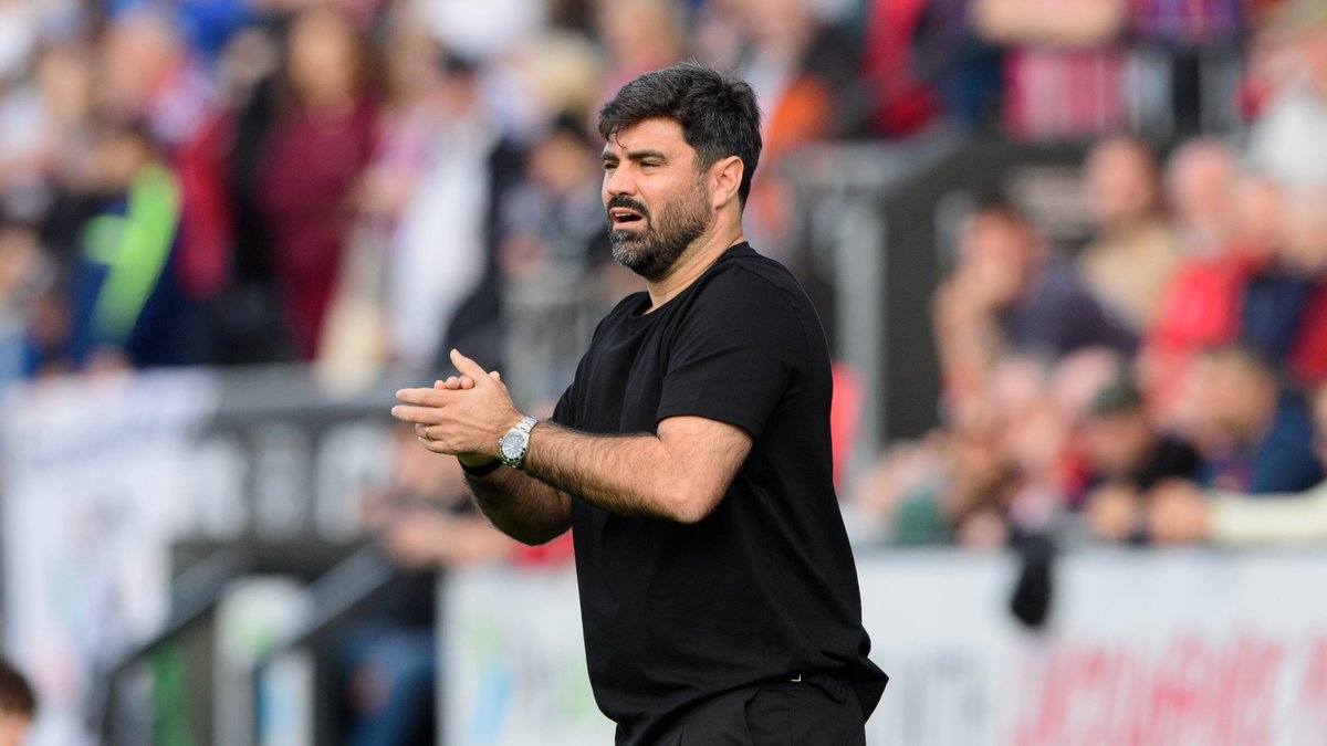 Champchatpod24's tweet photo. 🏆 The nominees for the Championship Manager of the Month award for September:
🔴 Chris Cohen & Tom Shaw (#Imps)
🔴 Mark Robins (#SCFC)
⚪️ Vítor Matos (#Swans)
🟣 Nuno Espírito Santo (#WHUFC) https://t.co/IXWJ3vyEKY