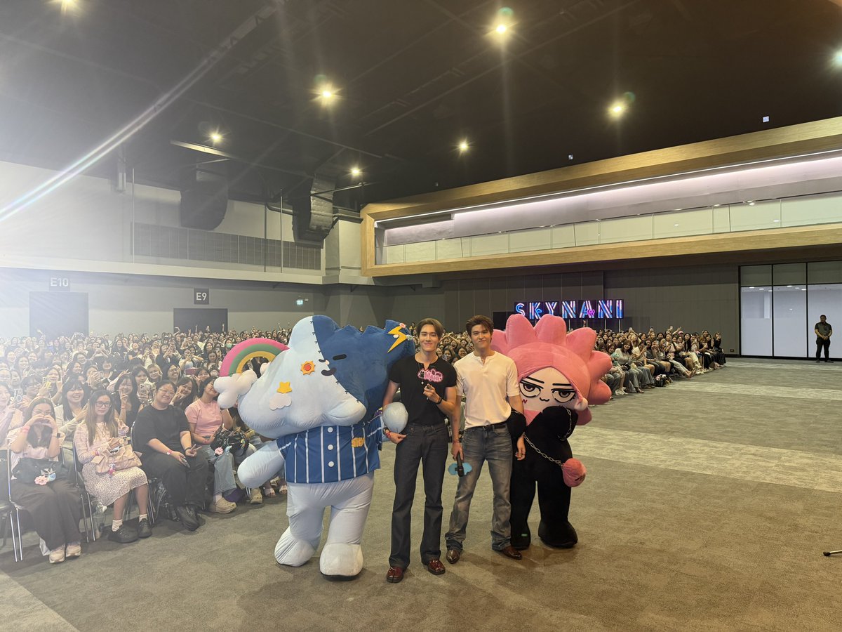 GmmtvShop's tweet photo. สกาย - นานิ กับ SMYLE NEONA ดีใจที่ได้เจอทุกคนในวันนี้มากเลยน้า ขอบคุณทุกคนที่มาเจอกันวันนี้นะครับ ขอให้ทุกคนเดินทางกลับบ้านกันดีๆน้า

@skywongraveee @Hirunkit_
@smyle_GMMTV @neona_GMMTV

#GMMTVFANIVAL2026HappyFamilyxSN
#GMMTV https://t.co/JF9d24lXYE