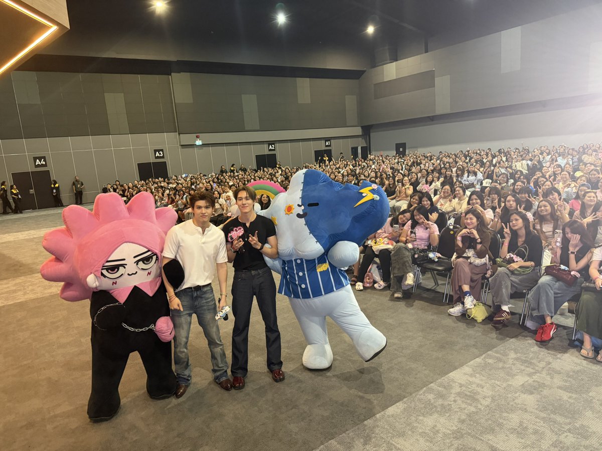 GmmtvShop's tweet photo. สกาย - นานิ กับ SMYLE NEONA ดีใจที่ได้เจอทุกคนในวันนี้มากเลยน้า ขอบคุณทุกคนที่มาเจอกันวันนี้นะครับ ขอให้ทุกคนเดินทางกลับบ้านกันดีๆน้า

@skywongraveee @Hirunkit_
@smyle_GMMTV @neona_GMMTV

#GMMTVFANIVAL2026HappyFamilyxSN
#GMMTV https://t.co/JF9d24lXYE