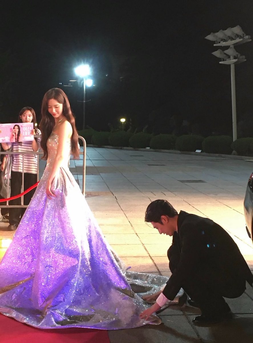 San3_S2's tweet photo. 탑여배우와 경호원.jpg https://t.co/CMga4ZI0Qg
