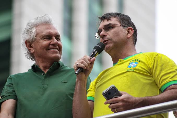 Ronasega's tweet photo. Caiado formaliza apoio a Flávio, aquele que 'rouba com a mão direita' - Caiado disse que "tanto faz roubar com a mão esquerda ou com a direita: é ladrão do mesmo jeito". Referia-se a Lula e Flávio Bolsonaro." https://t.co/HBzzbKVh6H