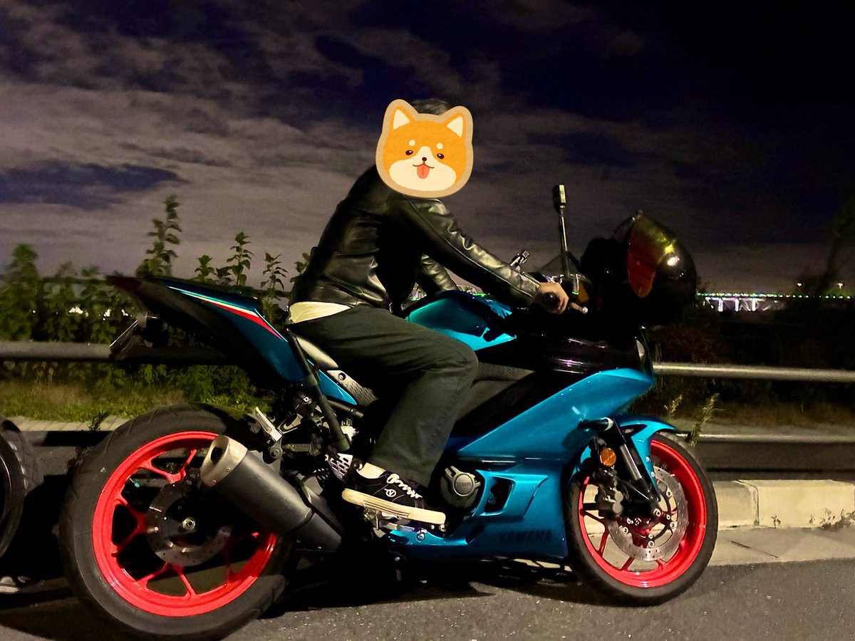 ree04597547's tweet photo. 今夜も若者達がいた！！
しかも増えてた😂
私が目の前を通り過ぎると笑い声が！
なんだなんだ？と、Uターンしてきたら止められた笑
ごっちさんも若者に交じりw
初めましてー
ステッカーお渡し出来ました！
若者達にも押しつけてきましたꉂ🤣𐤔
なかなか楽しい時間でした。
皆さんありがと～ https://t.co/rIKe0Fi47l