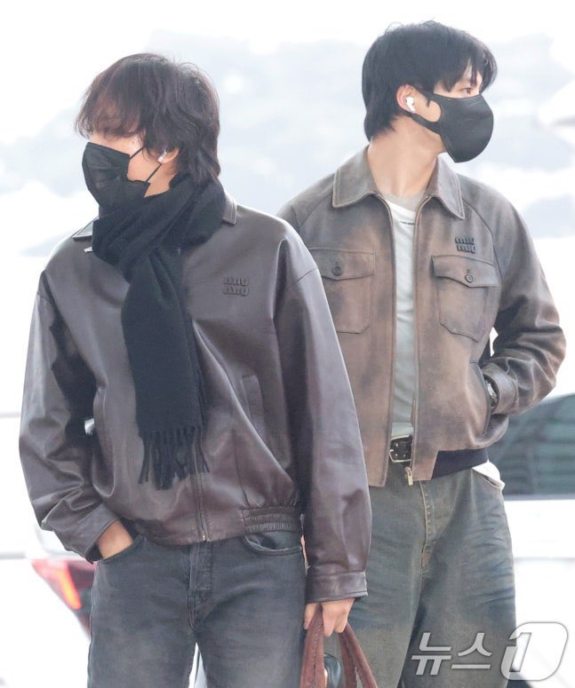 yslashmink's tweet photo. ก็จากสำนักข่าวไปเยย เซ็ตแรกดิสแพทพาดหัว 젠동 พี่เจโน่ยืนคุยกับคุณนักข่าวส่วนน้องแฮชานข้าง ๆ ยืนบีบกล้ามพี่โน่555555 โดนแปะพุงเด็ก 1 ที ส่วนเซ็ตสองชอบรูปมากก เป็นรูปที่สนามบินจากสำนักข่าว ไวบ์คู่รัก miumiu มากแล้วน้องดงใส่ขาม้าเพิ่มความโซ้ะ เสิร์ฟไส้ดิบที่เรารัก พ่อแม่ผม https://t.co/yKpAYo693Z