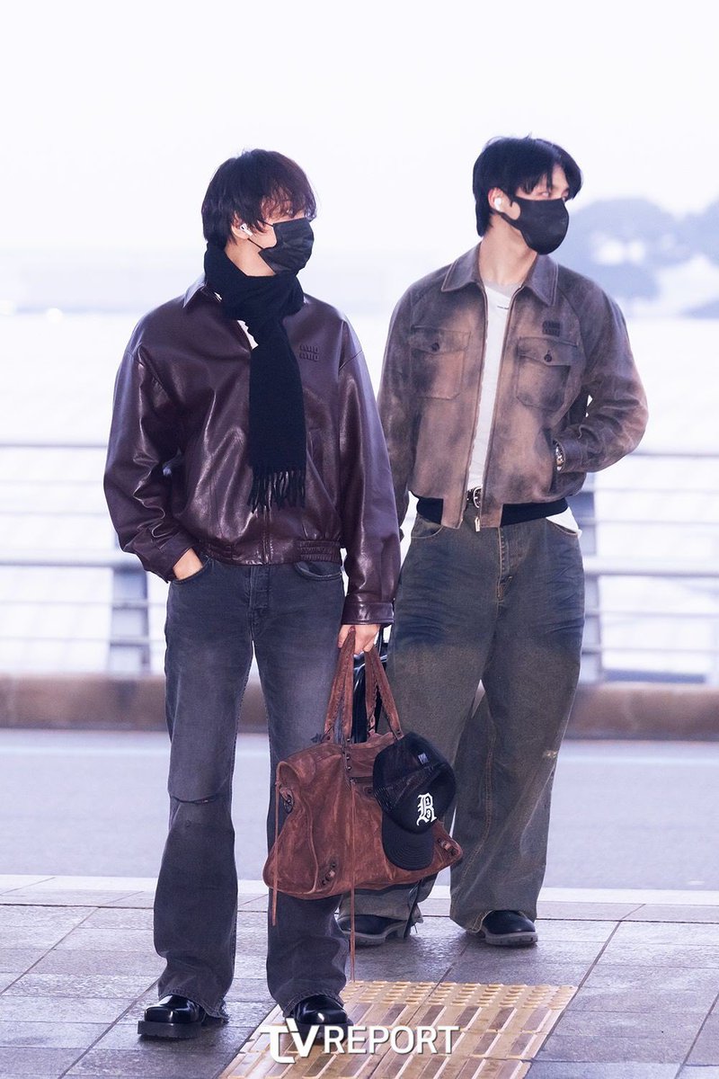 yslashmink's tweet photo. ก็จากสำนักข่าวไปเยย เซ็ตแรกดิสแพทพาดหัว 젠동 พี่เจโน่ยืนคุยกับคุณนักข่าวส่วนน้องแฮชานข้าง ๆ ยืนบีบกล้ามพี่โน่555555 โดนแปะพุงเด็ก 1 ที ส่วนเซ็ตสองชอบรูปมากก เป็นรูปที่สนามบินจากสำนักข่าว ไวบ์คู่รัก miumiu มากแล้วน้องดงใส่ขาม้าเพิ่มความโซ้ะ เสิร์ฟไส้ดิบที่เรารัก พ่อแม่ผม https://t.co/yKpAYo693Z