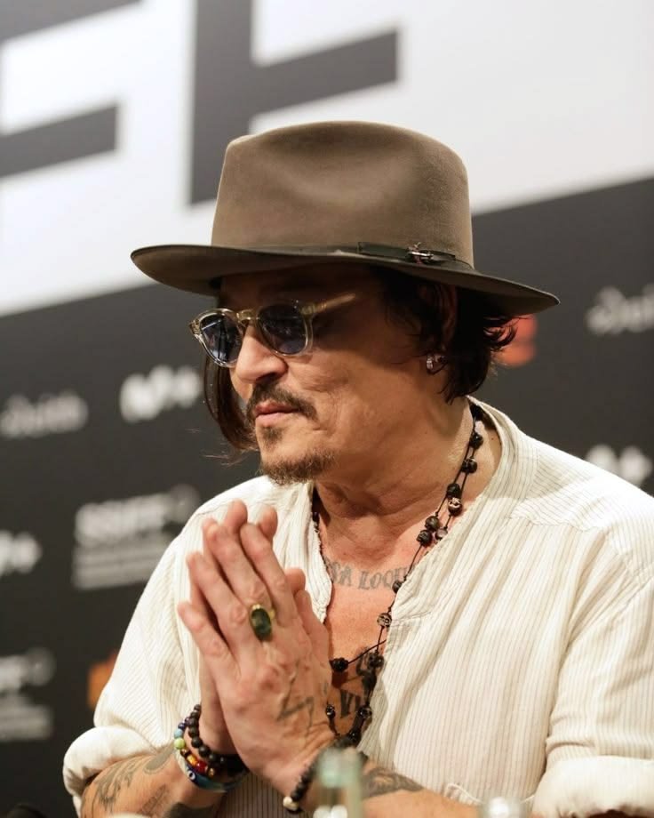 JDepp94941's tweet photo. Would you marry someone mainly because they could give you a financially comfortable life?
Be honest!

A) Yes✨
B) No🌹 https://t.co/lLKpmfUbse