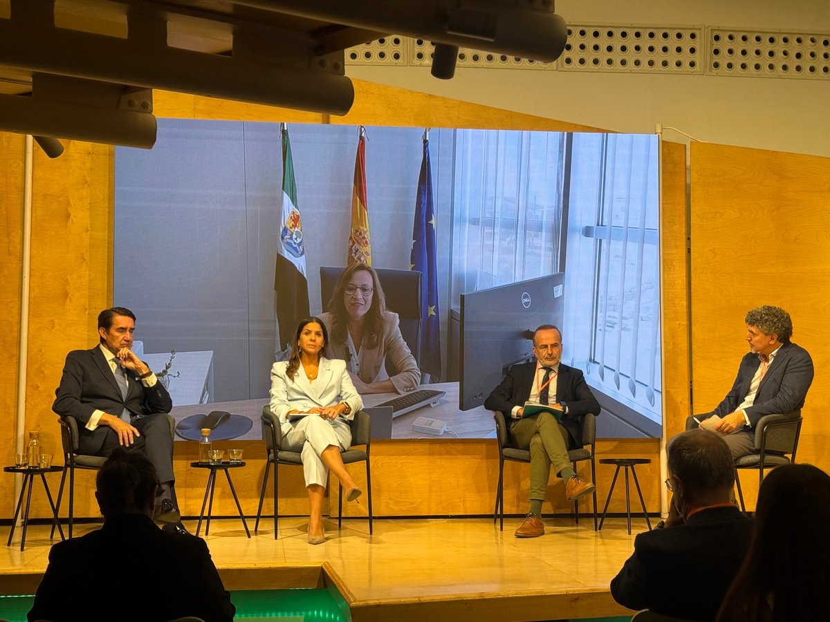 AreaEmpleoFSMLR's tweet photo. Hoy reunimos a más de 100 profesionales, administraciones y entidades en el encuentro #ATEI sobre transición energética, empleo e inclusión
Entregamos los Premios a la #TransiciónEnergéticaInclusiva y celebramos estos 6 años de trabajo de una transición que no deje a nadie atrás https://t.co/WcPV5DF0M6