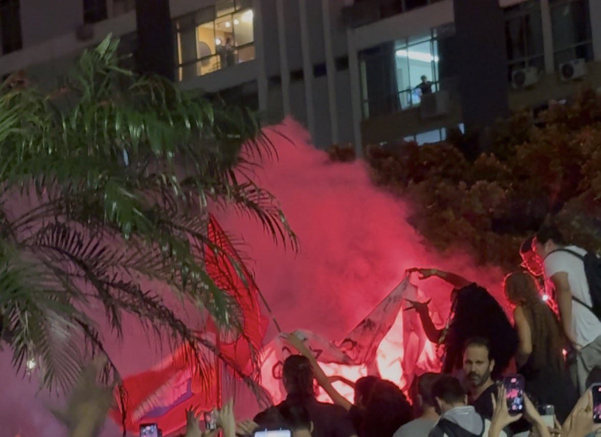 gaytorad's tweet photo. “eles combinaram de nos matar, mas nós combinamos de não morrer” 
Conceição Evaristo, suas palavras nos guiam! 

UFF NAS RUAS DE NITERÓI https://t.co/Cxxl9tiPAk