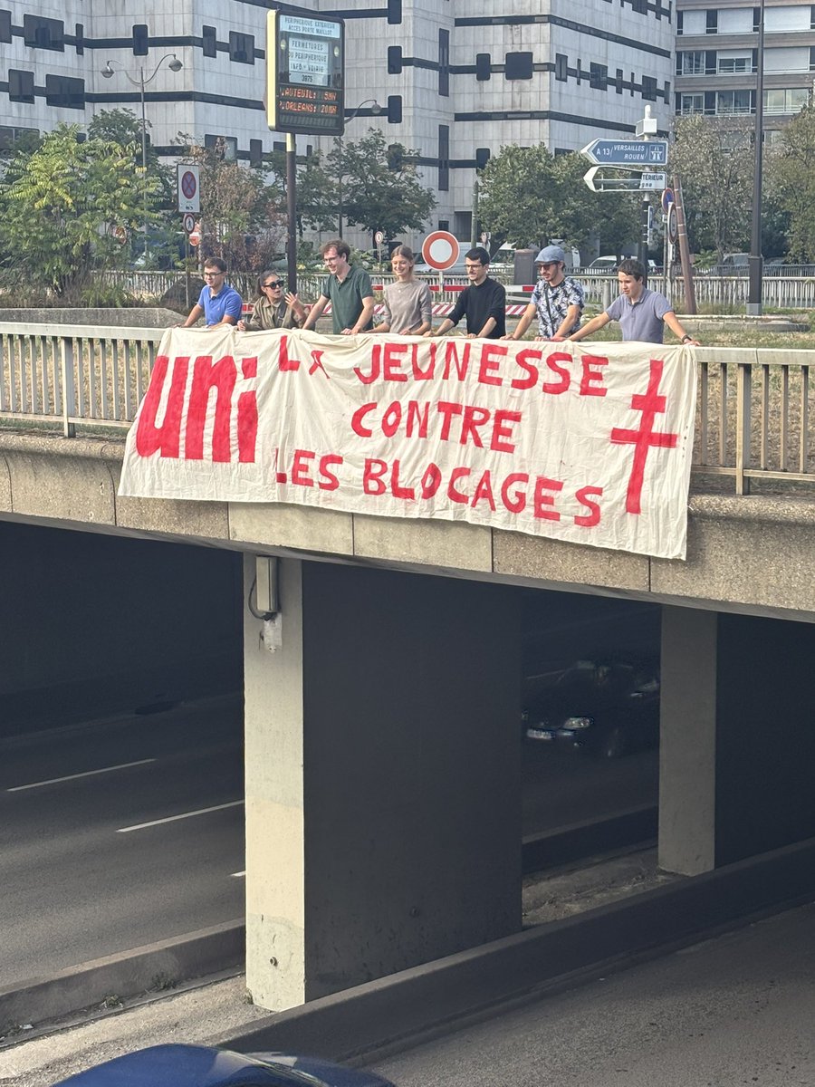 droiteuniv's tweet photo. 🚨Action banderole de @uniparisidf sur le périphérique parisien !

La jeunesse est majoritairement CONTRE les blocages et les violences ! 🇫🇷

Étudiant, lycéen de droite, rejoins l’UNI ! https://t.co/jzetd14VpY