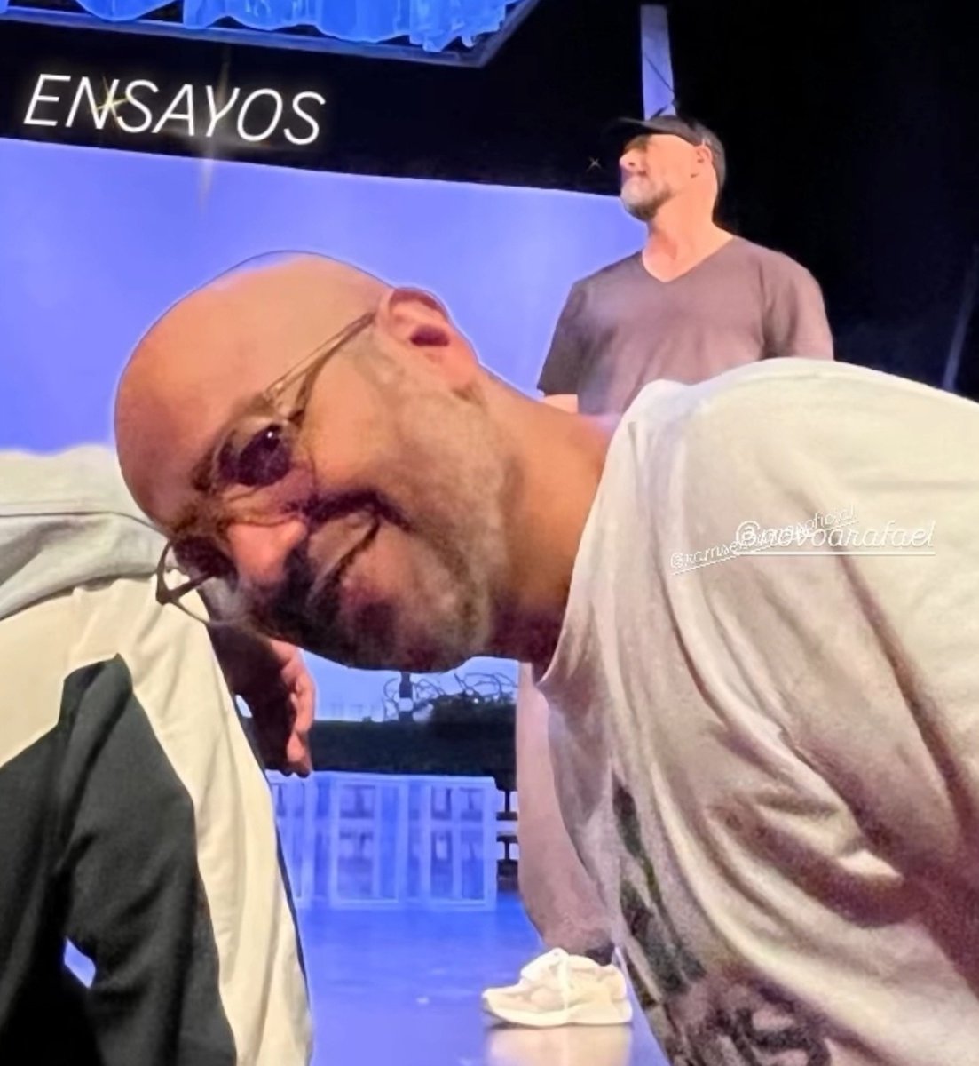 lauraq_21_'s tweet photo. Que ya andan ensayando los de #Druk, jjaja y Rafa por allá atrás todo bonito con su pinta 🙂‍↕️✨️ https://t.co/Q57Eu31SZd