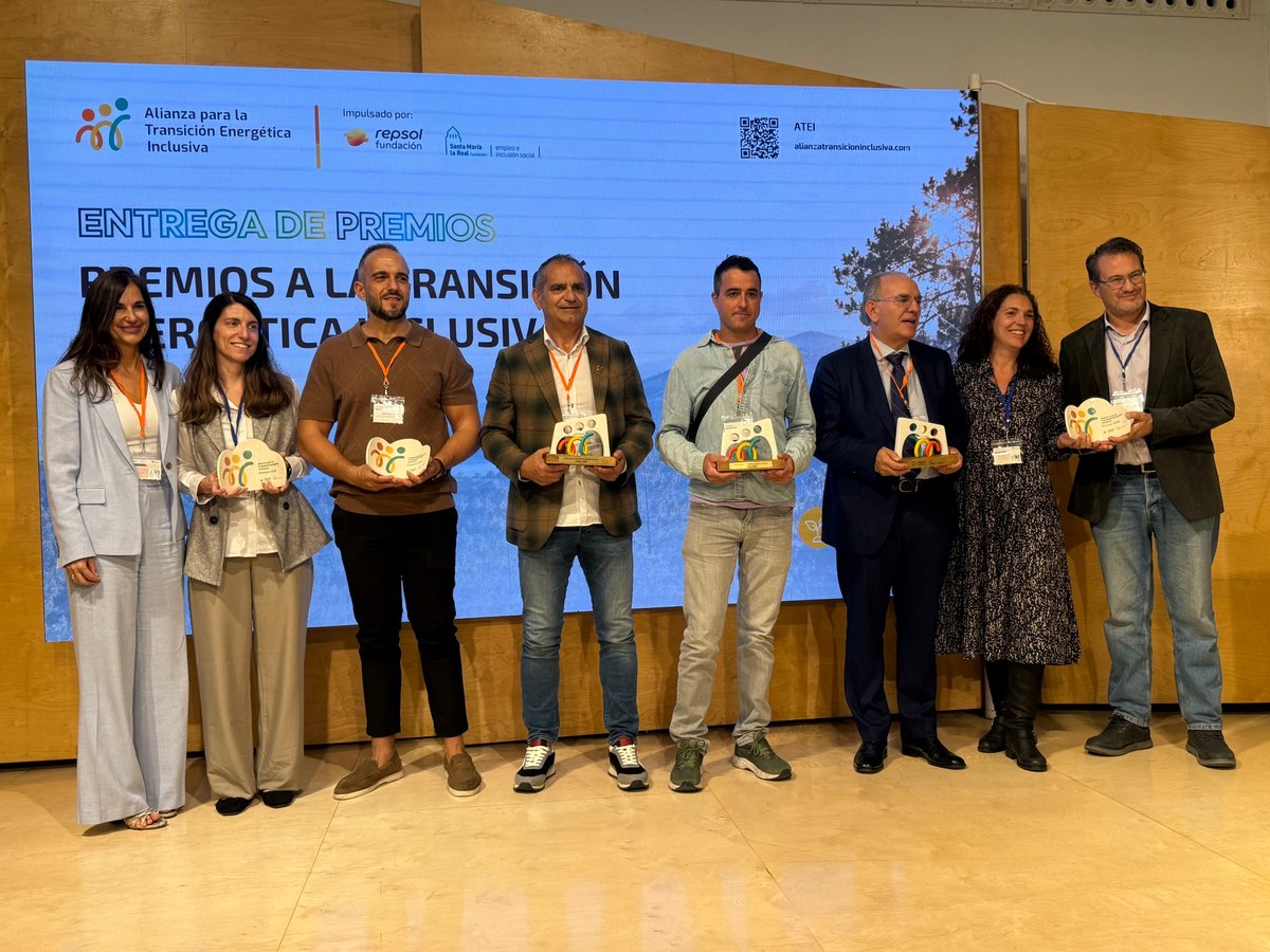 AreaEmpleoFSMLR's tweet photo. Hoy reunimos a más de 100 profesionales, administraciones y entidades en el encuentro #ATEI sobre transición energética, empleo e inclusión
Entregamos los Premios a la #TransiciónEnergéticaInclusiva y celebramos estos 6 años de trabajo de una transición que no deje a nadie atrás https://t.co/WcPV5DF0M6