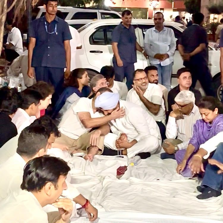 JagdeepSin37099's tweet photo. ਆਹ ਬੈਠੇ ਦੋਵੇਂ ਸ਼ੇਰ @RahulGandhi @RajaBrar_INC https://t.co/pjzgLLqErb