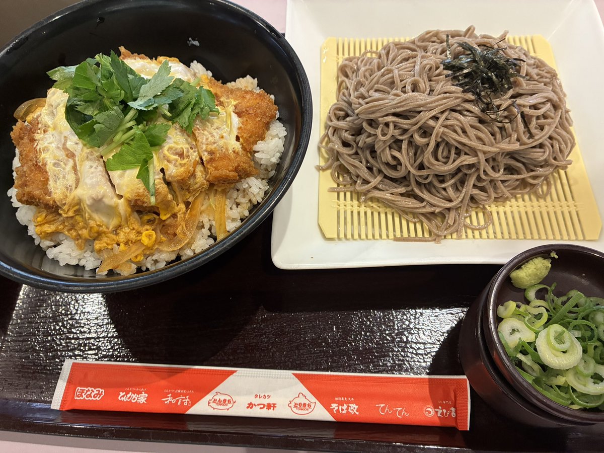 R606624's tweet photo. 今日はミニ展示会行ってきた
乗る地下鉄の線を変えた
なかなかいい駅
地元感ある好きな駅
終わって野暮用済ませてごはん食べた
久しぶりのかつ丼は油が重かった
やっぱ、私はざるそばが好き https://t.co/f0isQCY7EA
