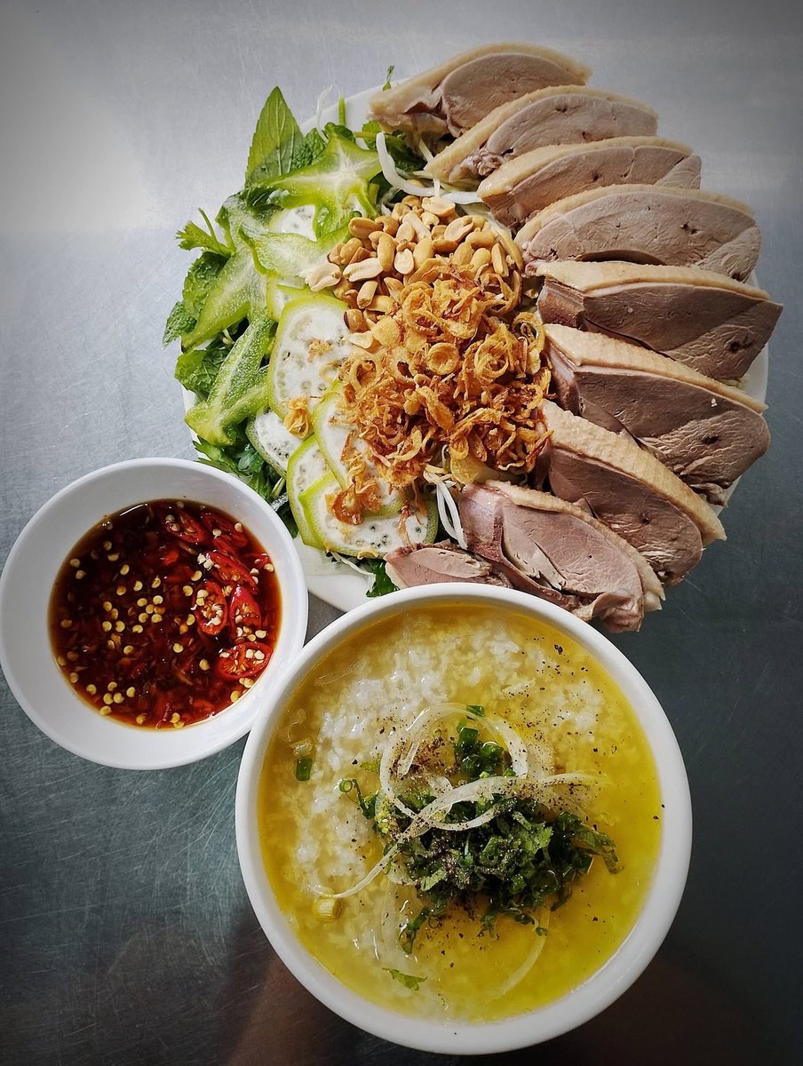 HanaTran86's tweet photo. Thứ 4 xế chiều có cháo vịt.
Nước cháo vàng, thịt dai ngọt, chấm mắm ớt là đúng bài. Ăn no rồi đi chợ chiều cho đã. 😙
Nhà bạn xế gì hôm nay? 🥣
#chaovit #chochieu #thu4 https://t.co/weLHric0fZ