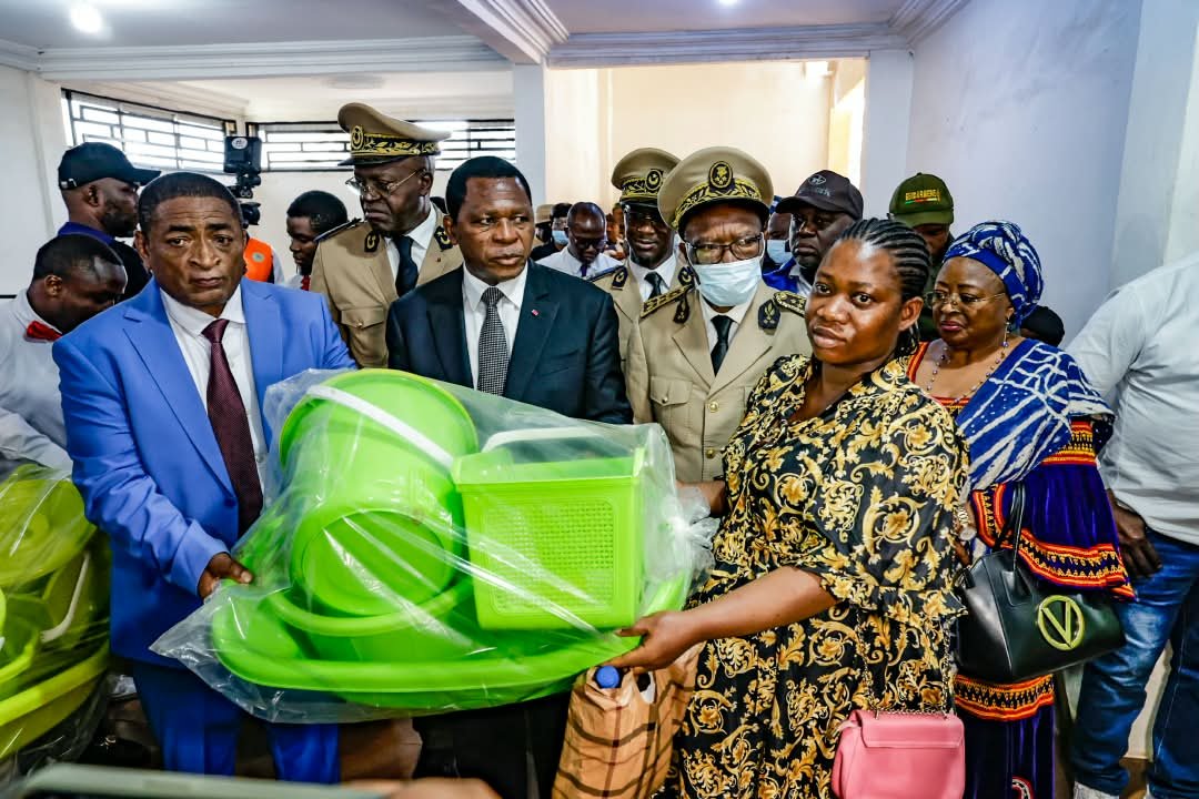 MinatDivcom's tweet photo. The Minister recalled that about 950 women received food and non-food assistance yesterday and assured registered beneficiaries that the distribution would continue until all eligible women are attended to. https://t.co/ksi8NvbblN
