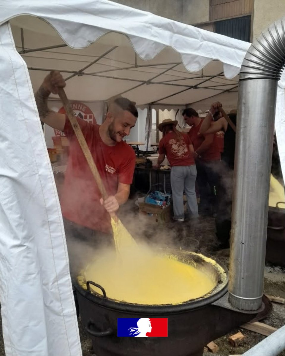 Prefet73's tweet photo. 🧀#Terroir | Ce week-end à Yenne, territoire de l'IGP Tomme de Savoie, s'est tenue la 21 édition de la Fête des Fromages de Savoie, un rendez-vous qui célèbre la richesse du terroir savoyard, la qualité de ses produits et les savoir-faire transmis de génération en génération.

En présence de Marina Ferrari, ministre des Sports, de la Jeunesse et de la Vie associative, Vanina Nicoli, préfète de la Savoie, Julien Pailhère, secrétaire général de la Préfecture de la Savoie, François Moiroud, maire de Yenne, des parlementaires et des élus locaux, ce rendez-vous festif a été l'occasion de saluer l’engagement et la résilience des agriculteurs, particulièrement éprouvés cette année par les conditions climatiques et la sécheresse.

Au-delà des fromages, ce moment convivial et chaleureux qui a accueilli de nombreux visiteurs, a mis en lumière toute la richesse de la Savoie : ses paysages, ses traditions et les femmes et les hommes qui façonnent son territoire.

#Savoie #Agriculture #FromagesDeSavoie #Yenne #Terroir #SavoirFaire