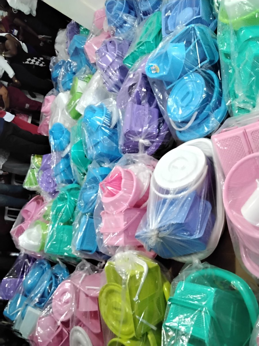 MinatDivcom's tweet photo. The Minister recalled that about 950 women received food and non-food assistance yesterday and assured registered beneficiaries that the distribution would continue until all eligible women are attended to. https://t.co/ksi8NvbblN