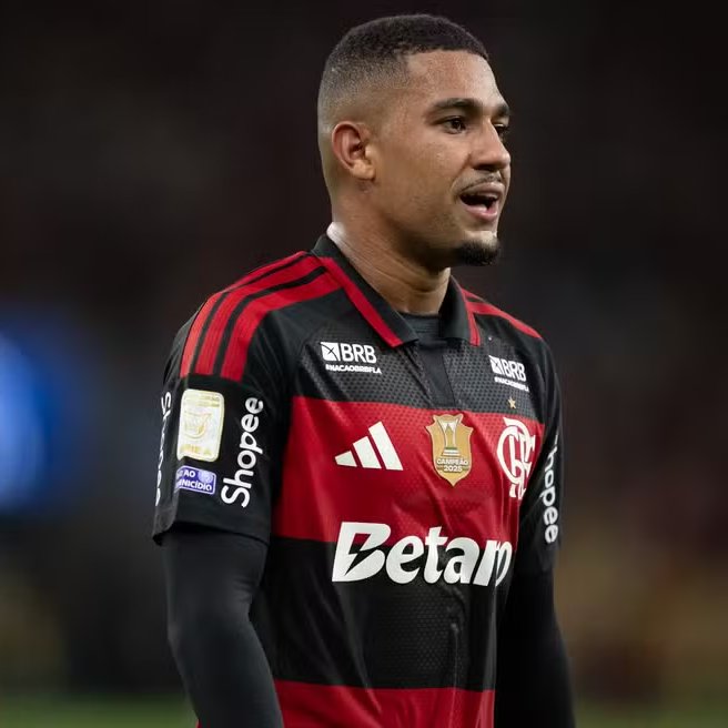 CentralFlaNacao's tweet photo. ⚠️ Flamengo assumiu RISCO de não bater meta de vendas para segurar peças-chave!

Três jogadores considerados titulares tiveram na mesa propostas oficiais entre junho e julho.

A Roma, da Itália, ofereceu 25 milhões de euros (cerca de R$ 140 milhões) por Samuel Lino.

O Besiktas, da Turquia, chegou com 10 milhões de euros fixos (aproximadamente R$ 58 milhões) por Léo Pereira. 

E na Inglaterra, o Aston Villa propôs 9 milhões de euros (pouco mais de R$ 53 milhões na cotação da época) por Emerson Royal.

Mas a decisão da diretoria foi não abrir mão de peças consideradas importantes e assumir o risco financeiro para tentar buscar um feito inédito: conquistar o bicampeonato brasileiro e da Libertadores em dois anos seguidos.

🗞️ @geglobo 
📸 Jorge Rodrigues/AGIF