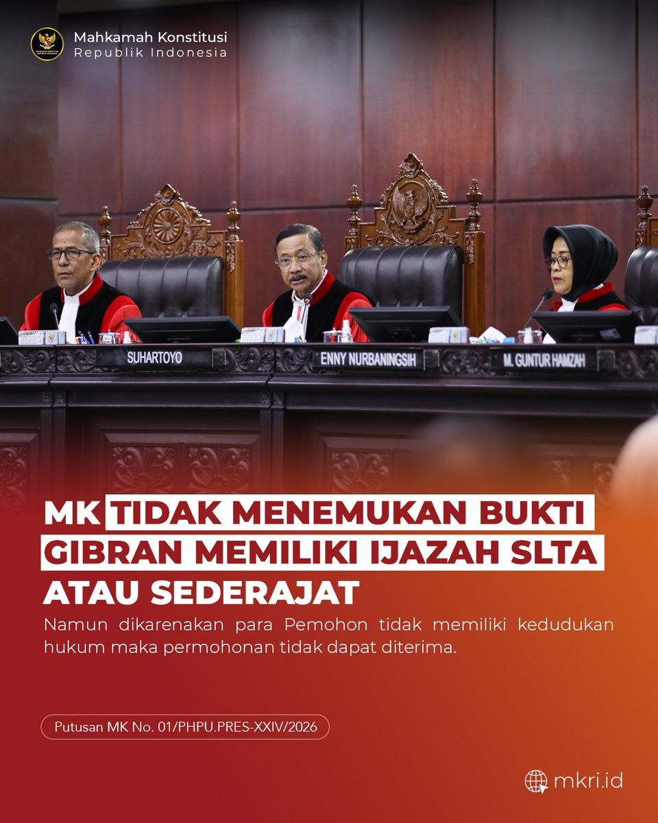 officialMKRI's tweet photo. Mahkamah menerangkan bahwa meskipun tidak ditemukan bukti meyakinkan mengenai kepemilikan ijazah atau sertifikat luar negeri setara SMA milik Gibran Rakabuming Raka, MK tidak dapat membatalkan kedudukannya sebagai Wakil Presiden. Sebab, proses pencalonan telah berakhir sejak pelantikan pada 20 Oktober 2024 sehingga perkara tersebut secara substansial tidak lagi berada dalam rezim perselisihan hasil pemilu.

Meski demikian, secara formal MK tetap berwenang mengadili perkara tersebut. Berdasarkan asas ius curia novit, Mahkamah berkewajiban menggali kebenaran materiil dan tidak dapat menolak perkara dengan alasan tidak adanya batas kewenangan hukum lembaga pascapelantikan.

Mahkamah juga mengungkapkan bahwa dokumen yang menjadi dasar penerbitan Surat Keterangan (Suket) penyetaraan hanya berupa certificate of attendance dan catatan akademik. Dokumen tersebut dinilai bukan bukti kelulusan atau tamat dari suatu jenjang pendidikan, melainkan sebatas bukti kehadiran dalam proses pembelajaran.

Namun, para Pemohon yang terdiri atas organisasi kemasyarakatan, partai politik, dan perseorangan dinilai tidak memiliki kedudukan hukum (legal standing) karena bukan pasangan calon. Karena itu, dalam amar putusan, MK mengabulkan eksepsi Termohon mengenai kedudukan hukum dan menyatakan permohonan para Pemohon tidak dapat diterima.

Unduh salinan putusan selengkapnya melalui laman https://t.co/QB7blrrcSv ya, #Courtizen!

#MengawalKonstitusi
#salaMKonstitusi
#MKRI
#PHPU2024