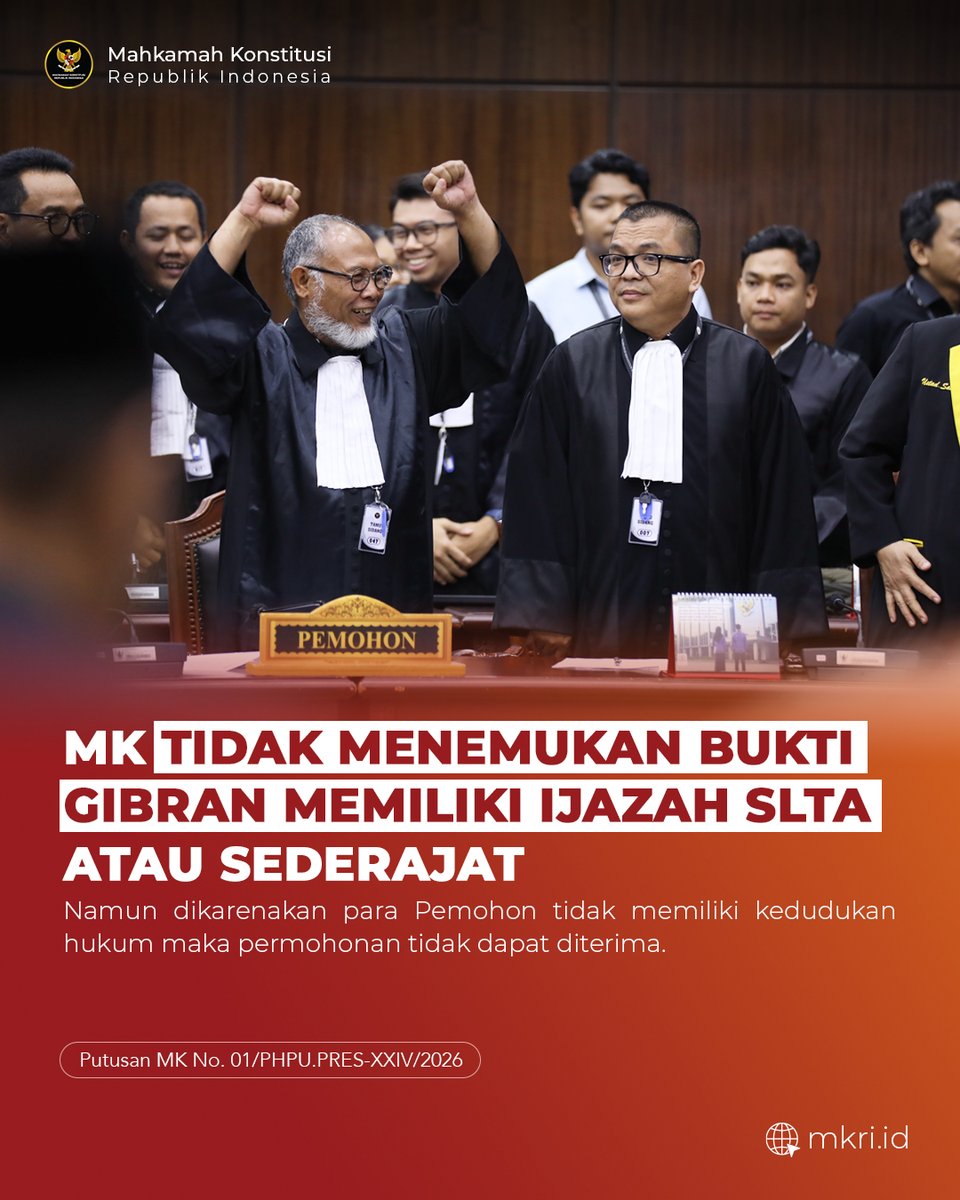 officialMKRI's tweet photo. Mahkamah menerangkan bahwa meskipun tidak ditemukan bukti meyakinkan mengenai kepemilikan ijazah atau sertifikat luar negeri setara SMA milik Gibran Rakabuming Raka, MK tidak dapat membatalkan kedudukannya sebagai Wakil Presiden. Sebab, proses pencalonan telah berakhir sejak pelantikan pada 20 Oktober 2024 sehingga perkara tersebut secara substansial tidak lagi berada dalam rezim perselisihan hasil pemilu.

Meski demikian, secara formal MK tetap berwenang mengadili perkara tersebut. Berdasarkan asas ius curia novit, Mahkamah berkewajiban menggali kebenaran materiil dan tidak dapat menolak perkara dengan alasan tidak adanya batas kewenangan hukum lembaga pascapelantikan.

Mahkamah juga mengungkapkan bahwa dokumen yang menjadi dasar penerbitan Surat Keterangan (Suket) penyetaraan hanya berupa certificate of attendance dan catatan akademik. Dokumen tersebut dinilai bukan bukti kelulusan atau tamat dari suatu jenjang pendidikan, melainkan sebatas bukti kehadiran dalam proses pembelajaran.

Namun, para Pemohon yang terdiri atas organisasi kemasyarakatan, partai politik, dan perseorangan dinilai tidak memiliki kedudukan hukum (legal standing) karena bukan pasangan calon. Karena itu, dalam amar putusan, MK mengabulkan eksepsi Termohon mengenai kedudukan hukum dan menyatakan permohonan para Pemohon tidak dapat diterima.

Unduh salinan putusan selengkapnya melalui laman https://t.co/QB7blrrcSv ya, #Courtizen!

#MengawalKonstitusi
#salaMKonstitusi
#MKRI
#PHPU2024