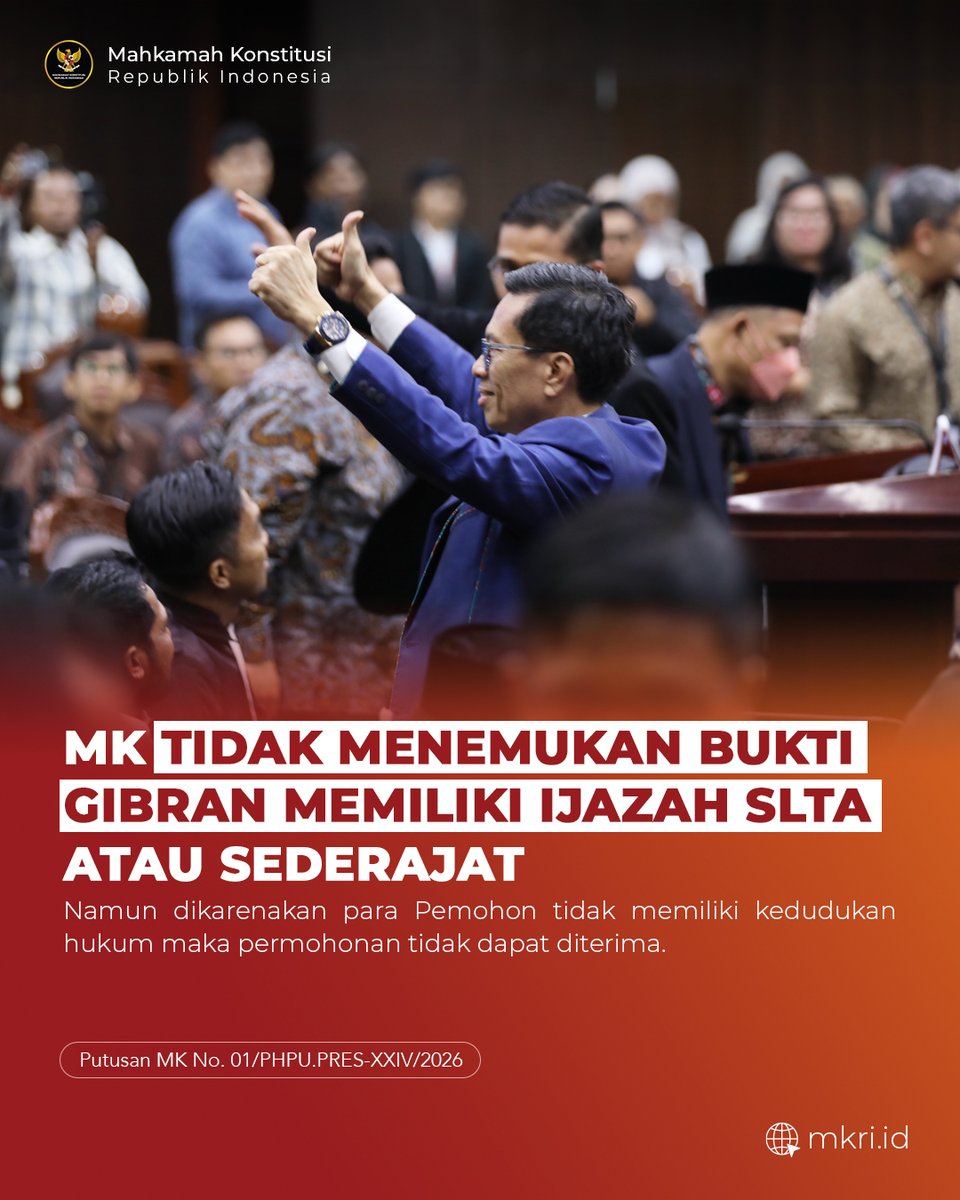 officialMKRI's tweet photo. Mahkamah menerangkan bahwa meskipun tidak ditemukan bukti meyakinkan mengenai kepemilikan ijazah atau sertifikat luar negeri setara SMA milik Gibran Rakabuming Raka, MK tidak dapat membatalkan kedudukannya sebagai Wakil Presiden. Sebab, proses pencalonan telah berakhir sejak pelantikan pada 20 Oktober 2024 sehingga perkara tersebut secara substansial tidak lagi berada dalam rezim perselisihan hasil pemilu.

Meski demikian, secara formal MK tetap berwenang mengadili perkara tersebut. Berdasarkan asas ius curia novit, Mahkamah berkewajiban menggali kebenaran materiil dan tidak dapat menolak perkara dengan alasan tidak adanya batas kewenangan hukum lembaga pascapelantikan.

Mahkamah juga mengungkapkan bahwa dokumen yang menjadi dasar penerbitan Surat Keterangan (Suket) penyetaraan hanya berupa certificate of attendance dan catatan akademik. Dokumen tersebut dinilai bukan bukti kelulusan atau tamat dari suatu jenjang pendidikan, melainkan sebatas bukti kehadiran dalam proses pembelajaran.

Namun, para Pemohon yang terdiri atas organisasi kemasyarakatan, partai politik, dan perseorangan dinilai tidak memiliki kedudukan hukum (legal standing) karena bukan pasangan calon. Karena itu, dalam amar putusan, MK mengabulkan eksepsi Termohon mengenai kedudukan hukum dan menyatakan permohonan para Pemohon tidak dapat diterima.

Unduh salinan putusan selengkapnya melalui laman https://t.co/QB7blrrcSv ya, #Courtizen!

#MengawalKonstitusi
#salaMKonstitusi
#MKRI
#PHPU2024