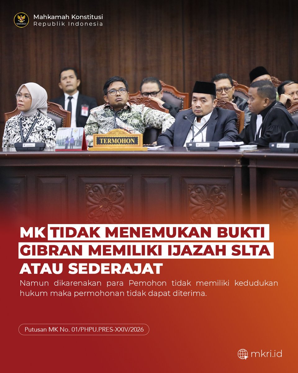 officialMKRI's tweet photo. Mahkamah menerangkan bahwa meskipun tidak ditemukan bukti meyakinkan mengenai kepemilikan ijazah atau sertifikat luar negeri setara SMA milik Gibran Rakabuming Raka, MK tidak dapat membatalkan kedudukannya sebagai Wakil Presiden. Sebab, proses pencalonan telah berakhir sejak pelantikan pada 20 Oktober 2024 sehingga perkara tersebut secara substansial tidak lagi berada dalam rezim perselisihan hasil pemilu.

Meski demikian, secara formal MK tetap berwenang mengadili perkara tersebut. Berdasarkan asas ius curia novit, Mahkamah berkewajiban menggali kebenaran materiil dan tidak dapat menolak perkara dengan alasan tidak adanya batas kewenangan hukum lembaga pascapelantikan.

Mahkamah juga mengungkapkan bahwa dokumen yang menjadi dasar penerbitan Surat Keterangan (Suket) penyetaraan hanya berupa certificate of attendance dan catatan akademik. Dokumen tersebut dinilai bukan bukti kelulusan atau tamat dari suatu jenjang pendidikan, melainkan sebatas bukti kehadiran dalam proses pembelajaran.

Namun, para Pemohon yang terdiri atas organisasi kemasyarakatan, partai politik, dan perseorangan dinilai tidak memiliki kedudukan hukum (legal standing) karena bukan pasangan calon. Karena itu, dalam amar putusan, MK mengabulkan eksepsi Termohon mengenai kedudukan hukum dan menyatakan permohonan para Pemohon tidak dapat diterima.

Unduh salinan putusan selengkapnya melalui laman https://t.co/QB7blrrcSv ya, #Courtizen!

#MengawalKonstitusi
#salaMKonstitusi
#MKRI
#PHPU2024