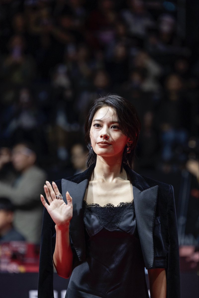 uruwashi_movie's tweet photo. ──── ⋆⋅ ☾⋅⋆ ────
　　　���山映画祭
　レッドカーペットに登場✨
──── ⋆⋅ ☾⋅⋆ ────

開幕式のレッドカーペットイベントに
#道枝駿佑 さん、#安斉星来 さん、#竹村謙太郎 監督が登場！

まるで映画『#うるわしの宵の月』の世界から“琥珀”と“宵”が
そのまま飛び出してきたかのようなうるわしい 2 人🌙*·̩͙

10月8日(木)に開催される公式会見や野外ステージでの
グリーティングの様子もレポート予定🎤⟡.·

🎬𝟏𝟎月𝟐𝟑日公開🌙