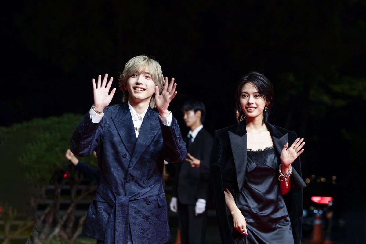 uruwashi_movie's tweet photo. ──── ⋆⋅ ☾⋅⋆ ────
　　　���山映画祭
　レッドカーペットに登場✨
──── ⋆⋅ ☾⋅⋆ ────

開幕式のレッドカーペットイベントに
#道枝駿佑 さん、#安斉星来 さん、#竹村謙太郎 監督が登場！

まるで映画『#うるわしの宵の月』の世界から“琥珀”と“宵”が
そのまま飛び出してきたかのようなうるわしい 2 人🌙*·̩͙

10月8日(木)に開催される公式会見や野外ステージでの
グリーティングの様子もレポート予定🎤⟡.·

🎬𝟏𝟎月𝟐𝟑日公開🌙
