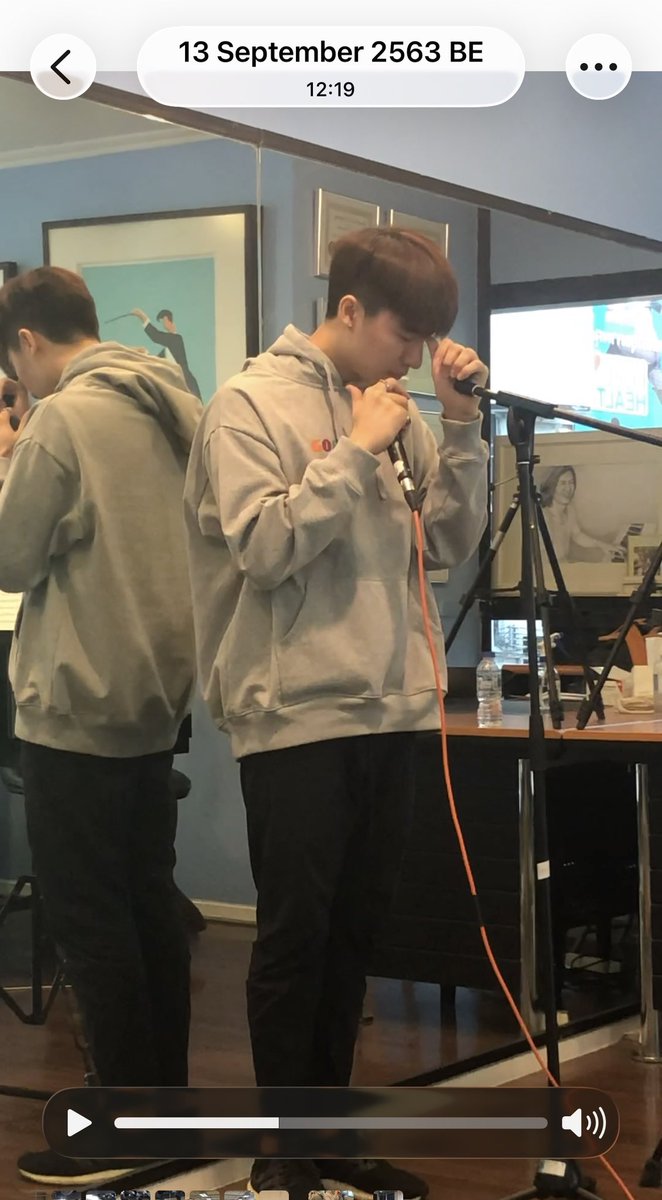 pong32's tweet photo. คอนเสิร์ตผ่านไปหลายวันแล้ว แต่ยังมีอยู่ 1 เพลง ที่มีอะไรอยากเล่าให้ฟัง(ซึ่งที่ผ่านมายังไม่เคยเล่าให้แม้แต่เจ้าตัวฟังเลย)

นั่นคือเพลง “แย้มบาน” ซึ่งเป็นเพลงที่จั๋งเลือกใช้ตั้งแต่การสอบร้องครั้งแรก และทำให้เราผู้ซึ่งเป็นคนที่แทบไม่เคยหยิบกล้องมาถ่ายอะไรเลย ต้องหยิบขึ้นมาถ่าย (1) https://t.co/DCJzLsoUYy