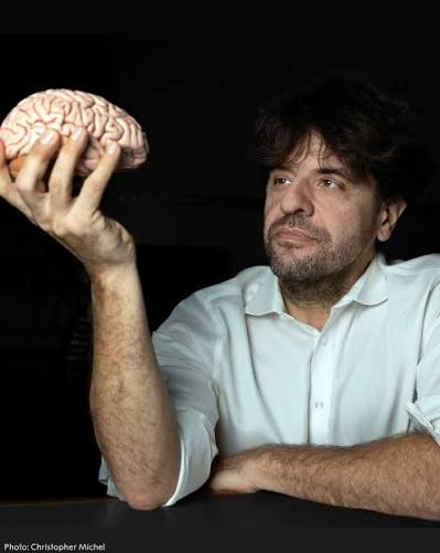 nanoprofe's tweet photo. Karl Deisseroth y la luz que ilumina los misterios del cerebro.
La historia de la ciencia está repleta de momentos en los que la curiosidad más básica converge con destellos de genialidad para transformar nuestra comprensión del universo. Un claro ejemplo de ello ocurrió cuando el científico y psiquiatra estadounidense Karl Deisseroth fue galardonado con el Premio Nobel de Fisiología o Medicina por sus revolucionarias contribuciones al desarrollo de la optogenética, una técnica que utiliza la luz para controlar la actividad neuronal. Este es un hilo, no sobre sus contribuciones a la neurociencia, sino sobre el hombre detrás del científico. /1