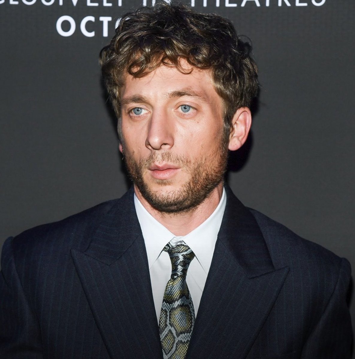 FilmFeed_'s tweet photo. Jeremy Allen White wore a serious suit with a deeply unserious tie.

(images: getty) https://t.co/dUxsrXarMb