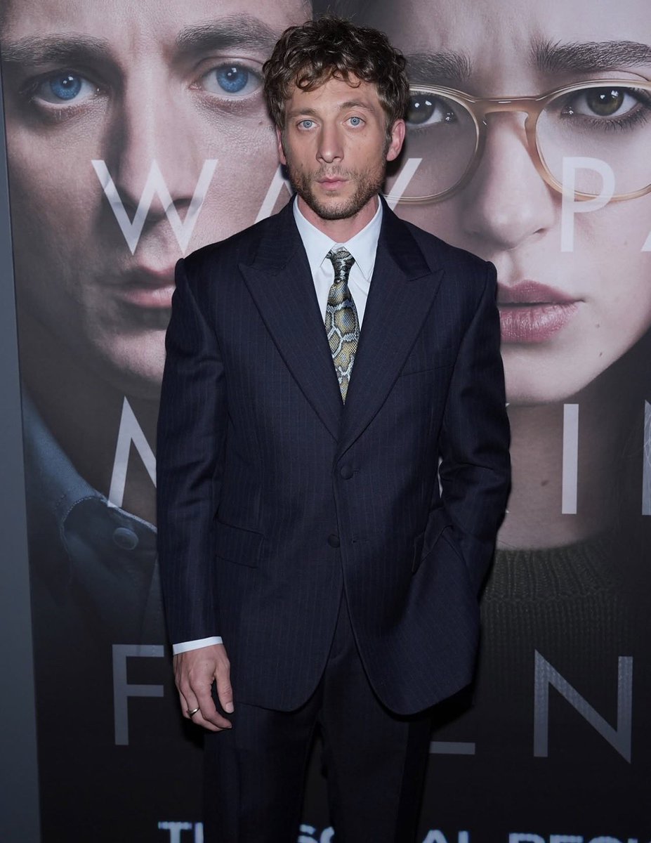 FilmFeed_'s tweet photo. Jeremy Allen White wore a serious suit with a deeply unserious tie.

(images: getty) https://t.co/dUxsrXarMb
