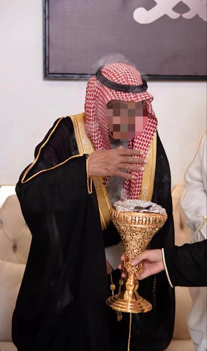 fd10_'s tweet photo. على عزوته عين فراش وعين لحاف
اللي وظفه وأغناه واللي قضى دينه

عطاياه تفري ما يغذى بها الصراف
ليا شح مقطوع الرجا في ملايينه

اللي غيره يسوي جَمِيلٍ يبيه يشاف
وهو ما درت يسراه عن مدت يمينه

لو سنين عمري تنقسم كان قل خلاف
عطيته من العمر أكثره وأجمل سنينه

عجب عين من حده زمانه وشاف وعاف
عقب هيبة اسمه طاح له طيحة شينه

بعيد عن الظلوم بعيد عن الإجحاف
"أشوفه من أطيب من وطت الأرض رجلينه"

—————————————————
اللهم اجعل عمي عبدالرحمن في مقعد صدقٍ عندك، وأنِر قبره بنور رحمتك، وآنس وحشته، ووسّع مدخله، واجعل قبره روضةً من رياض الجنة، واجمعنا به في جنات النعيم ، اللهم اغفرله وارحمه وتجاوز عنه وموتانا وموتى المسلمين.