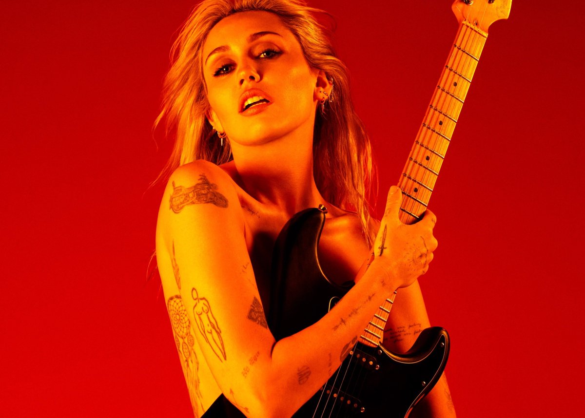 MileySource_FR tweet picture