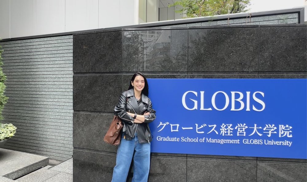 NNEWs_Uent's tweet photo. “เฌอปราง อารีย์กุล” คว้า MBA ญี่ปุ่น พร้อมคว้า GLOBIS Ambassador คนแรกของไทย พกดีกรีใหม่ลุยงานเบื้องหน้า-เบื้องหลัง พร้อมนำองค์ความรู้สร้างแรงขับเคลื่อนใหม่ในโลกบันเทิงและธุรกิจ

🔗 https://t.co/HmSHV9q7XB

#CherprangAreekul

กรุงเทพฯ 6 ตุลาคม 2569 – “สวย เก่ง มากความสามารถ” อาจเป็นภาพที่หลายคนคุ้นเคยของ “เฌอปราง อารีย์กุล” แต่เบื้องหลังอีกหนึ่งบทบาทคือการเป็นคนรุ่นใหม่ที่ไม่เคยหยุดเรียนรู้และออกไปค้นหาประสบการณ์ใหม่ให้กับตัวเอง ล่าสุด GLOBIS University เปิดตัว “เฌอปราง” ในฐานะ GLOBIS Ambassador ตัวแทนคนรุ่นใหม่ที่จะมาร่วมส่งต่อแนวคิดเรื่องการเรียนรู้และพัฒนาตัวเอง พร้อมถ่ายทอดประสบการณ์จริงจากการเดินทางไปศึกษาหลักสูตร MBA ที่ประเทศญี่ปุ่น เพื่อชวนคนรุ่นใหม่มองการเรียนต่อ ไม่ใช่เพียงการคว้าปริญญาอีกหนึ่งใบ แต่เป็นโอกาสในการออกไปค้นพบมุมมอง ผู้คน ประสบการณ์ และความเป็นไปได้ใหม่ ๆ ให้กับชีวิต
สำหรับการเลือก “เฌอปราง” มารับบท GLOBIS Ambassador ครั้งนี้ สะท้อนภาพของคนรุ่นใหม่ที่มีความสามารถหลากหลายและไม่จำกัดตัวเองไว้เพียงบทบาทเดียว จากเส้นทางในวงการบันเทิง สู่การรับผิดชอบงานด้านการบริหาร และการตัดสินใจเดินทางไปศึกษาต่อ MBA ที่ประเทศญี่ปุ่น แม้ยังคงทำงานควบคู่กันไป โดยเฌอปรางมองว่าการเรียนรู้คืออีกหนึ่งพื้นที่สำคัญในการพาตัวเองออกจากสิ่งที่คุ้นเคย เพื่อค้นหาความสามารถ มุมมอง และเป้าหมายใหม่ ๆ ของตัวเอง
เฌอปราง เผยว่า สำหรับเฌอปราง การเดินทางครั้งนี้จึงไม่ได้มีเพียงเรื่องของวิชาการ แต่เป็นการเปิดประสบการณ์ครั้งใหญ่ ตั้งแต่การใช้ชีวิตด้วยตัวเองในโตเกียว การเรียนร่วมกับเพื่อนจากหลากหลายประเทศและอุตสาหกรรม การแลกเปลี่ยนมุมมองผ่านกรณีศึกษาธุรกิจจริง ไปจนถึงการสัมผัสวัฒนธรรมการทำงานและนวัตกรรมของญี่ปุ่น โดยใช้ภาษาอังกฤษในการเรียน ขณะเดียวกันยังได้เรียนรู้แนวคิด Kokorozashi ที่ชวนให้ผู้เรียนค้นหาเป้าหมายของตัวเอง และ Technovate ที่เชื่อมการบริหารเข้ากับเทคโนโลยีและ AI เพื่อเตรียมพร้อมสำหรับโลกธุรกิจยุคใหม่
“การไปเรียนที่ญี่ปุ่นทำให้เห็นว่าการเรียนต่อให้อะไรมากกว่าความรู้ในห้องเรียนค่ะ เราได้ออกไปเจอคนใหม่ ๆ ความคิดใหม่ ๆ และสถานการณ์ที่ทำให้ต้องกลับมารู้จักตัวเองมากขึ้นว่าเราถนัดอะไร อยากเติบโตไปทางไหน และอยากนำสิ่งที่เรียนรู้ไปทำอะไรต่อ เฌอเลยอยากใช้บทบาท GLOBIS Ambassador ครั้งนี้แชร์ประสบการณ์เหล่านี้ให้คนรุ่นใหม่เห็นว่า ถ้าเราเปิดตัวเองออกไปหาโอกาสใหม่ ๆ บางทีเราอาจค้นพบความเป็นไปได้ของตัวเองที่ไม่เคยเห็นมาก่อนก็ได้ค่ะ”
นักแสดงสาวคนเก่งยังเปิดเผยถึงประสบการณ์บินลัดฟ้าไปคว้าปริญญา MBA จากประเทศญี่ปุ่น กับเคล็ดลับการจัดสรรชีวิตให้ได้เรียน ไปพร้อม ๆ กับการรันงานในวงการบันเทิงไปด้วย
“ช่วงแรกของการไปเรียนนับว่าเป็นช่วงเวลาที่ท้าทายที่สุด เพราะต้องปรับตัวกับการใช้ชีวิตในต่างประเทศคนเดียว ต้องปรับตัวเข้ากับวัฒนธรรมใหม่ อีกทั้งยังต้องโฟกัสกับเนื้อหาการเรียนที่แอดวานซ์มากขึ้น แต่เฌอปรางก็เอาอยู่ เพราะการเรียนที่ GLOBIS University จะเน้นการเรียนรู้ผ่านประสบการณ์จริงจากนักธุรกิจ และผู้บริหารที่มีชื่อเสียง ไม่ได้เน้นการเรียนแบบท่องจำทฤษฎีจากตำรา ความรู้ที่ได้จึงเป็นเหมือนหลัก และแนวคิดที่ย่อยมาแล้ว เข้าใจได้ง่าย และเห็นภาพได้ชัดเจน ทำให้การเรียนสนุกมากกว่า อีกทั้งยังมีเพื่อนร่วมชั้นที่มาจากหลากหลายประเทศทั่วโลกช่วยเหลือกันเป็นอย่างดี                       ทำให้ได้คอนเนกชันที่ดี ที่จะเปิดโอกาสให้ตัวเองได้อีกด้วย โดยยังรับงานในวงการบันเทิงควบคู่กัน ซึ่งถึงแม้จะไม่ได้เต็มที่เหมือนก่อนหน้านี้ แต่การทำทั้งสองอย่างควบคู่กันก็ถือเป็นชาเลนจ์ใหม่สำหรับเฌอที่ต้องจัดการให้ได้ เฌอจึงใช้เทคนิค Time – Blocking มาช่วยจัดสรรเวลาให้ลงตัว และแบ่งโฟกัสให้ชัดเจนระหว่างการเรียน และการทำงาน จึงทำให้เฌอสามารถทำทั้งสองอย่างควบคู่กันได้ไม่มีสะดุด ซึ่งทุก ๆ คนก็สามารถนำเทคนิคไปใช้กับทั้งการเรียน และการทำงานได้เช่นกัน”

สำหรับผู้ที่สนใจพัฒนาและเสริมทักษะด้านการบริหาร เปิดประสบการณ์เรียนต่อ MBA ในประเทศญี่ปุ่นเหมือนกับ ‘เฌอปราง’ สามารถติดตามรายละเอียดของ GLOBIS University ได้ที่ https://t.co/ujjWzyFv5N