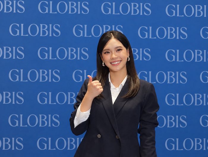 NNEWs_Uent's tweet photo. “เฌอปราง อารีย์กุล” คว้า MBA ญี่ปุ่น พร้อมคว้า GLOBIS Ambassador คนแรกของไทย พกดีกรีใหม่ลุยงานเบื้องหน้า-เบื้องหลัง พร้อมนำองค์ความรู้สร้างแรงขับเคลื่อนใหม่ในโลกบันเทิงและธุรกิจ

🔗 https://t.co/HmSHV9q7XB

#CherprangAreekul

กรุงเทพฯ 6 ตุลาคม 2569 – “สวย เก่ง มากความสามารถ” อาจเป็นภาพที่หลายคนคุ้นเคยของ “เฌอปราง อารีย์กุล” แต่เบื้องหลังอีกหนึ่งบทบาทคือการเป็นคนรุ่นใหม่ที่ไม่เคยหยุดเรียนรู้และออกไปค้นหาประสบการณ์ใหม่ให้กับตัวเอง ล่าสุด GLOBIS University เปิดตัว “เฌอปราง” ในฐานะ GLOBIS Ambassador ตัวแทนคนรุ่นใหม่ที่จะมาร่วมส่งต่อแนวคิดเรื่องการเรียนรู้และพัฒนาตัวเอง พร้อมถ่ายทอดประสบการณ์จริงจากการเดินทางไปศึกษาหลักสูตร MBA ที่ประเทศญี่ปุ่น เพื่อชวนคนรุ่นใหม่มองการเรียนต่อ ไม่ใช่เพียงการคว้าปริญญาอีกหนึ่งใบ แต่เป็นโอกาสในการออกไปค้นพบมุมมอง ผู้คน ประสบการณ์ และความเป็นไปได้ใหม่ ๆ ให้กับชีวิต
สำหรับการเลือก “เฌอปราง” มารับบท GLOBIS Ambassador ครั้งนี้ สะท้อนภาพของคนรุ่นใหม่ที่มีความสามารถหลากหลายและไม่จำกัดตัวเองไว้เพียงบทบาทเดียว จากเส้นทางในวงการบันเทิง สู่การรับผิดชอบงานด้านการบริหาร และการตัดสินใจเดินทางไปศึกษาต่อ MBA ที่ประเทศญี่ปุ่น แม้ยังคงทำงานควบคู่กันไป โดยเฌอปรางมองว่าการเรียนรู้คืออีกหนึ่งพื้นที่สำคัญในการพาตัวเองออกจากสิ่งที่คุ้นเคย เพื่อค้นหาความสามารถ มุมมอง และเป้าหมายใหม่ ๆ ของตัวเอง
เฌอปราง เผยว่า สำหรับเฌอปราง การเดินทางครั้งนี้จึงไม่ได้มีเพียงเรื่องของวิชาการ แต่เป็นการเปิดประสบการณ์ครั้งใหญ่ ตั้งแต่การใช้ชีวิตด้วยตัวเองในโตเกียว การเรียนร่วมกับเพื่อนจากหลากหลายประเทศและอุตสาหกรรม การแลกเปลี่ยนมุมมองผ่านกรณีศึกษาธุรกิจจริง ไปจนถึงการสัมผัสวัฒนธรรมการทำงานและนวัตกรรมของญี่ปุ่น โดยใช้ภาษาอังกฤษในการเรียน ขณะเดียวกันยังได้เรียนรู้แนวคิด Kokorozashi ที่ชวนให้ผู้เรียนค้นหาเป้าหมายของตัวเอง และ Technovate ที่เชื่อมการบริหารเข้ากับเทคโนโลยีและ AI เพื่อเตรียมพร้อมสำหรับโลกธุรกิจยุคใหม่
“การไปเรียนที่ญี่ปุ่นทำให้เห็นว่าการเรียนต่อให้อะไรมากกว่าความรู้ในห้องเรียนค่ะ เราได้ออกไปเจอคนใหม่ ๆ ความคิดใหม่ ๆ และสถานการณ์ที่ทำให้ต้องกลับมารู้จักตัวเองมากขึ้นว่าเราถนัดอะไร อยากเติบโตไปทางไหน และอยากนำสิ่งที่เรียนรู้ไปทำอะไรต่อ เฌอเลยอยากใช้บทบาท GLOBIS Ambassador ครั้งนี้แชร์ประสบการณ์เหล่านี้ให้คนรุ่นใหม่เห็นว่า ถ้าเราเปิดตัวเองออกไปหาโอกาสใหม่ ๆ บางทีเราอาจค้นพบความเป็นไปได้ของตัวเองที่ไม่เคยเห็นมาก่อนก็ได้ค่ะ”
นักแสดงสาวคนเก่งยังเปิดเผยถึงประสบการณ์บินลัดฟ้าไปคว้าปริญญา MBA จากประเทศญี่ปุ่น กับเคล็ดลับการจัดสรรชีวิตให้ได้เรียน ไปพร้อม ๆ กับการรันงานในวงการบันเทิงไปด้วย
“ช่วงแรกของการไปเรียนนับว่าเป็นช่วงเวลาที่ท้าทายที่สุด เพราะต้องปรับตัวกับการใช้ชีวิตในต่างประเทศคนเดียว ต้องปรับตัวเข้ากับวัฒนธรรมใหม่ อีกทั้งยังต้องโฟกัสกับเนื้อหาการเรียนที่แอดวานซ์มากขึ้น แต่เฌอปรางก็เอาอยู่ เพราะการเรียนที่ GLOBIS University จะเน้นการเรียนรู้ผ่านประสบการณ์จริงจากนักธุรกิจ และผู้บริหารที่มีชื่อเสียง ไม่ได้เน้นการเรียนแบบท่องจำทฤษฎีจากตำรา ความรู้ที่ได้จึงเป็นเหมือนหลัก และแนวคิดที่ย่อยมาแล้ว เข้าใจได้ง่าย และเห็นภาพได้ชัดเจน ทำให้การเรียนสนุกมากกว่า อีกทั้งยังมีเพื่อนร่วมชั้นที่มาจากหลากหลายประเทศทั่วโลกช่วยเหลือกันเป็นอย่างดี                       ทำให้ได้คอนเนกชันที่ดี ที่จะเปิดโอกาสให้ตัวเองได้อีกด้วย โดยยังรับงานในวงการบันเทิงควบคู่กัน ซึ่งถึงแม้จะไม่ได้เต็มที่เหมือนก่อนหน้านี้ แต่การทำทั้งสองอย่างควบคู่กันก็ถือเป็นชาเลนจ์ใหม่สำหรับเฌอที่ต้องจัดการให้ได้ เฌอจึงใช้เทคนิค Time – Blocking มาช่วยจัดสรรเวลาให้ลงตัว และแบ่งโฟกัสให้ชัดเจนระหว่างการเรียน และการทำงาน จึงทำให้เฌอสามารถทำทั้งสองอย่างควบคู่กันได้ไม่มีสะดุด ซึ่งทุก ๆ คนก็สามารถนำเทคนิคไปใช้กับทั้งการเรียน และการทำงานได้เช่นกัน”

สำหรับผู้ที่สนใจพัฒนาและเสริมทักษะด้านการบริหาร เปิดประสบการณ์เรียนต่อ MBA ในประเทศญี่ปุ่นเหมือนกับ ‘เฌอปราง’ สามารถติดตามรายละเอียดของ GLOBIS University ได้ที่ https://t.co/ujjWzyFv5N