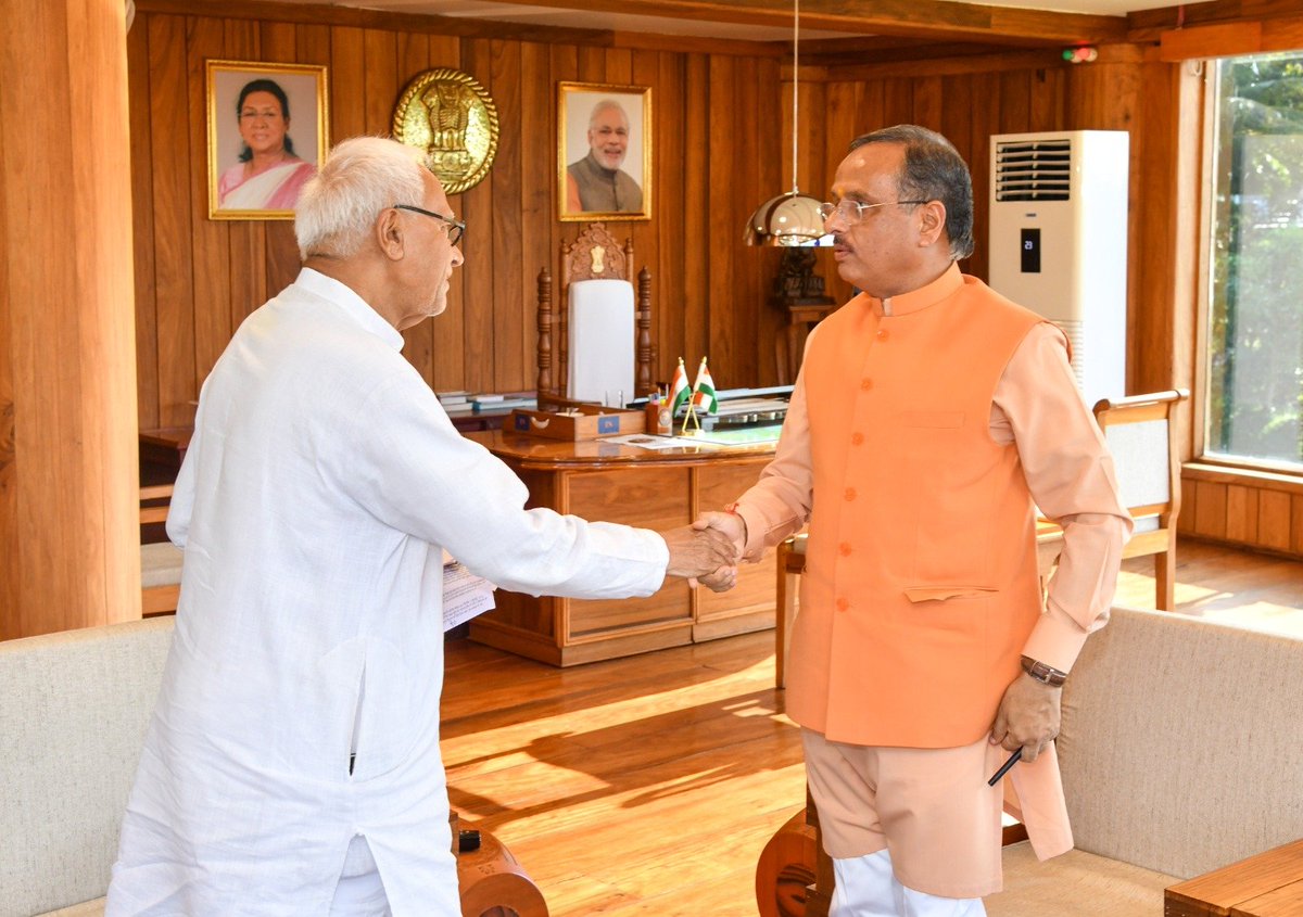 MediaRN_ANI's tweet photo. माननीय उपराज्यपाल डॉक्टर दिनेश शर्मा जी से लोक निवास, श्री विजयपुरम में अंडमान तथा निकोबार दीप समूह के माननीय सांसद श्री विष्णु पद राय जी ने भेंट कर स्वराज द्वीप के दौरे पर आने का आग्रह किया।  

इस संदर्भ में माo सांसद जी ने परिवहन विभाग द्वारा प्रस्तावित हॉप-ऑन हॉप-ऑफ सेवा के शु��्क को कम करने का भी आग्रह किया। माo सांसद और जनप्रतिनिधियों के अनुरोध पर माननीय उपराज्यपाल ने विभाग द्वारा प्रस्तावित ₹100 के शुल्क को कम करके ₹50 गैर-द्वीपवासियों के लिए और ₹40 द्वीपवासियों के लिए करने की स्वीकृति दी ।इस सुविधा के अंतर्गत यात्री पूरे दिन एसी बस में एक बार किराया देकर पूरे द्वीप की यात्रा कर सकेंगे। 

इसके अलावा बम्बूफ्लैट में पानी की समस्या से अवगत होकर, माननीय उपराज्यपाल ने बम्बूफ्लैट के सुनामी पहाड़ में 2.5 करोड़ रुपये की लागत से 2 करोड़ लीटर क्षमता के जलाशय और पंप हाउस के निर्माण के प्रस्ताव को भी स्वीकृति प्रदान की।  
श्री विजयपुरम नगरपालिका परिषद के लिए अनुदान जारी करने का भी माo सांसद ने आग्रह किया, जिस पर माननीय उपराज्यपाल ने ₹18 करोड़ की राशि तुरंत अवमुक्त करने के निर्देश दिया।

@VPIndia @PMOIndia @HMOIndia @MORTHIndia @MoHUA_India @MinOfCooperatn @tourismgoi @MoRD_GoI @PibHomeAffairs @PIB_India @LG_ANI_DrDinesh