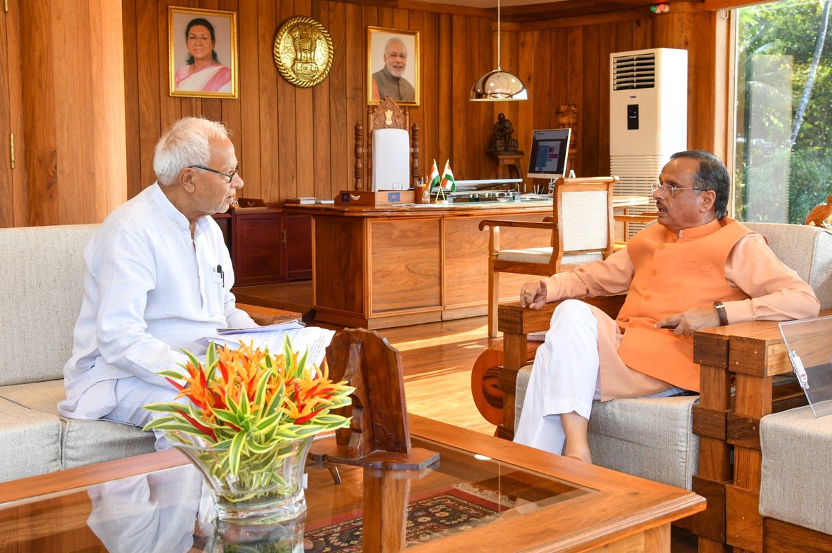 MediaRN_ANI's tweet photo. माननीय उपराज्यपाल डॉक्टर दिनेश शर्मा जी से लोक निवास, श्री विजयपुरम में अंडमान तथा निकोबार दीप समूह के माननीय सांसद श्री विष्णु पद राय जी ने भेंट कर स्वराज द्वीप के दौरे पर आने का आग्रह किया।  

इस संदर्भ में माo सांसद जी ने परिवहन विभाग द्वारा प्रस्तावित हॉप-ऑन हॉप-ऑफ सेवा के शु��्क को कम करने का भी आग्रह किया। माo सांसद और जनप्रतिनिधियों के अनुरोध पर माननीय उपराज्यपाल ने विभाग द्वारा प्रस्तावित ₹100 के शुल्क को कम करके ₹50 गैर-द्वीपवासियों के लिए और ₹40 द्वीपवासियों के लिए करने की स्वीकृति दी ।इस सुविधा के अंतर्गत यात्री पूरे दिन एसी बस में एक बार किराया देकर पूरे द्वीप की यात्रा कर सकेंगे। 

इसके अलावा बम्बूफ्लैट में पानी की समस्या से अवगत होकर, माननीय उपराज्यपाल ने बम्बूफ्लैट के सुनामी पहाड़ में 2.5 करोड़ रुपये की लागत से 2 करोड़ लीटर क्षमता के जलाशय और पंप हाउस के निर्माण के प्रस्ताव को भी स्वीकृति प्रदान की।  
श्री विजयपुरम नगरपालिका परिषद के लिए अनुदान जारी करने का भी माo सांसद ने आग्रह किया, जिस पर माननीय उपराज्यपाल ने ₹18 करोड़ की राशि तुरंत अवमुक्त करने के निर्देश दिया।

@VPIndia @PMOIndia @HMOIndia @MORTHIndia @MoHUA_India @MinOfCooperatn @tourismgoi @MoRD_GoI @PibHomeAffairs @PIB_India @LG_ANI_DrDinesh