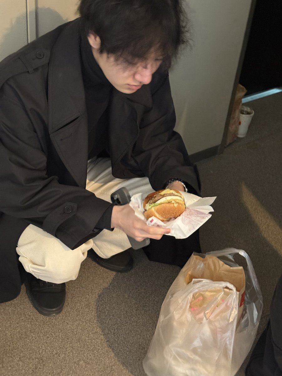 McndOfficial_'s tweet photo. [🐵]
맛있어? 애기야? 
MCND 애기 노휘준...ㅎ

#MCND #엠씨엔디 
#BIC #빅 https://t.co/w6ea72zQ4a