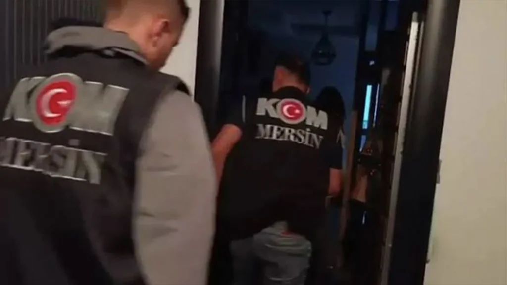 velevhaber's tweet photo. Mersin’deki operasyonda kadının pijamalı görüntülerini çeken polislere soruşturma 

https://t.co/M9zAGloWPs https://t.co/sHy50BNPuM