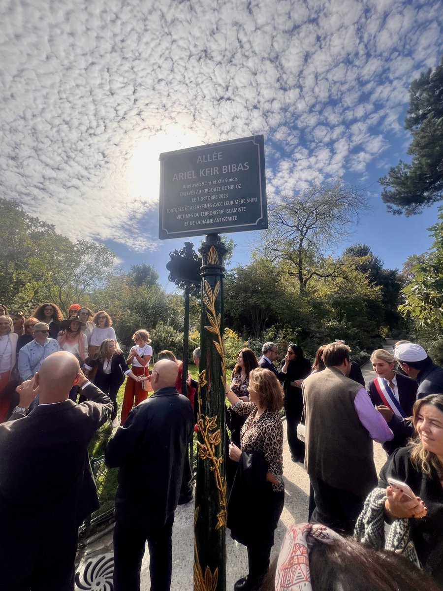 BLEUKLEINN's tweet photo. Aujourd’hui au parc Monceau, une plaque a été dévoilée et une allée porte désormais leurs noms. Shiri, Ariel et Kfir Bibas. 

Une maman et ses deux petits garçons. Ariel avait 4 ans. Kfir n’avait que 9 mois quand ils ont été enlevés le 7 octobre 2023. Enlevés par le Hamas, emmenés à Gaza, puis assassinés en captivité. Leurs noms sont là, gravés à Paris. Pour que leurs visages, leurs sourires, leur histoire ne disparaissent pas derrière le bruit du monde. 

Cette allée dit que nous n’oublierons pas, que nous ne détournerons pas les yeux, et que Shiri, Ariel et Kfir continueront d’exister dans nos mémoires et dans nos cœurs. 

Que leur mémoire soit une bénédiction. 🕯️🤍🧡