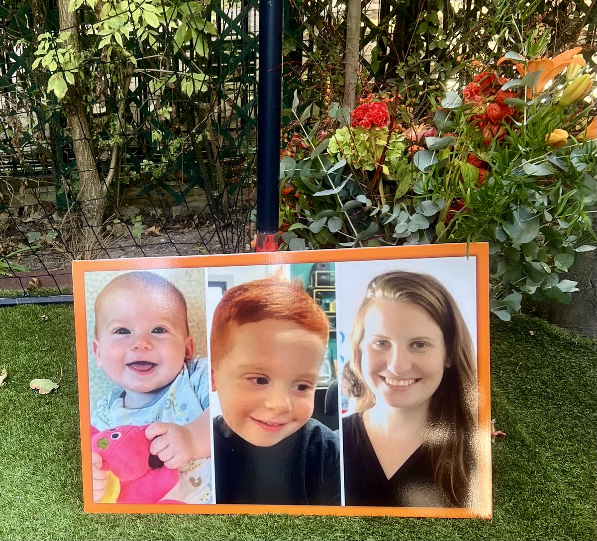 BLEUKLEINN's tweet photo. Aujourd’hui au parc Monceau, une plaque a été dévoilée et une allée porte désormais leurs noms. Shiri, Ariel et Kfir Bibas. 

Une maman et ses deux petits garçons. Ariel avait 4 ans. Kfir n’avait que 9 mois quand ils ont été enlevés le 7 octobre 2023. Enlevés par le Hamas, emmenés à Gaza, puis assassinés en captivité. Leurs noms sont là, gravés à Paris. Pour que leurs visages, leurs sourires, leur histoire ne disparaissent pas derrière le bruit du monde. 

Cette allée dit que nous n’oublierons pas, que nous ne détournerons pas les yeux, et que Shiri, Ariel et Kfir continueront d’exister dans nos mémoires et dans nos cœurs. 

Que leur mémoire soit une bénédiction. 🕯️🤍🧡