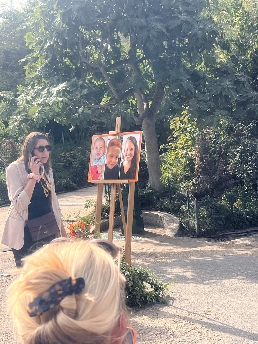 BLEUKLEINN's tweet photo. Aujourd’hui au parc Monceau, une plaque a été dévoilée et une allée porte désormais leurs noms. Shiri, Ariel et Kfir Bibas. 

Une maman et ses deux petits garçons. Ariel avait 4 ans. Kfir n’avait que 9 mois quand ils ont été enlevés le 7 octobre 2023. Enlevés par le Hamas, emmenés à Gaza, puis assassinés en captivité. Leurs noms sont là, gravés à Paris. Pour que leurs visages, leurs sourires, leur histoire ne disparaissent pas derrière le bruit du monde. 

Cette allée dit que nous n’oublierons pas, que nous ne détournerons pas les yeux, et que Shiri, Ariel et Kfir continueront d’exister dans nos mémoires et dans nos cœurs. 

Que leur mémoire soit une bénédiction. 🕯️🤍🧡