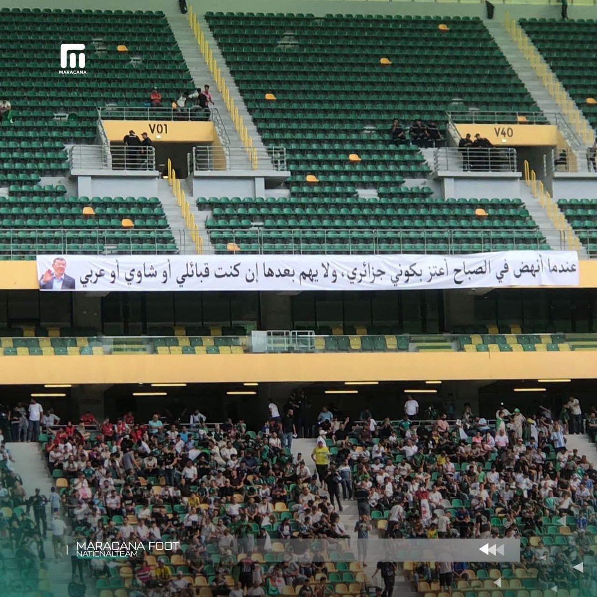 IshaqChebli's tweet photo. Le magnifique message et banderole des supporters algériens avant le début du match face au Niger : 
« Quand je me lève le matin, je suis fier d'être Algérien, et peu importe ensuite que je sois Kabyle, Chaoui ou Arabe. » 
🇩🇿❤️ https://t.co/fUFbS4hCyb