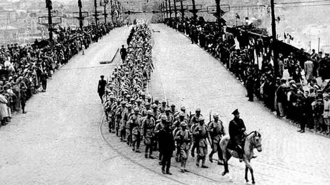 muratagirel's tweet photo. 6 Ekim 1923…

4 yıl 10 ay 23 gün süren işgal sona erdi.
Türk ordusu İstanbul’a girdi.

Başta Gazi Mustafa Kemal Atatürk olmak üzere, İstanbul’un bağımsızlığı için mücadele eden tüm kahramanlarımızı saygı ve minnetle anıyorum.

İstanbul’un düşman işgalinden kurtuluşunun 103. yılı kutlu olsun. 🇹🇷