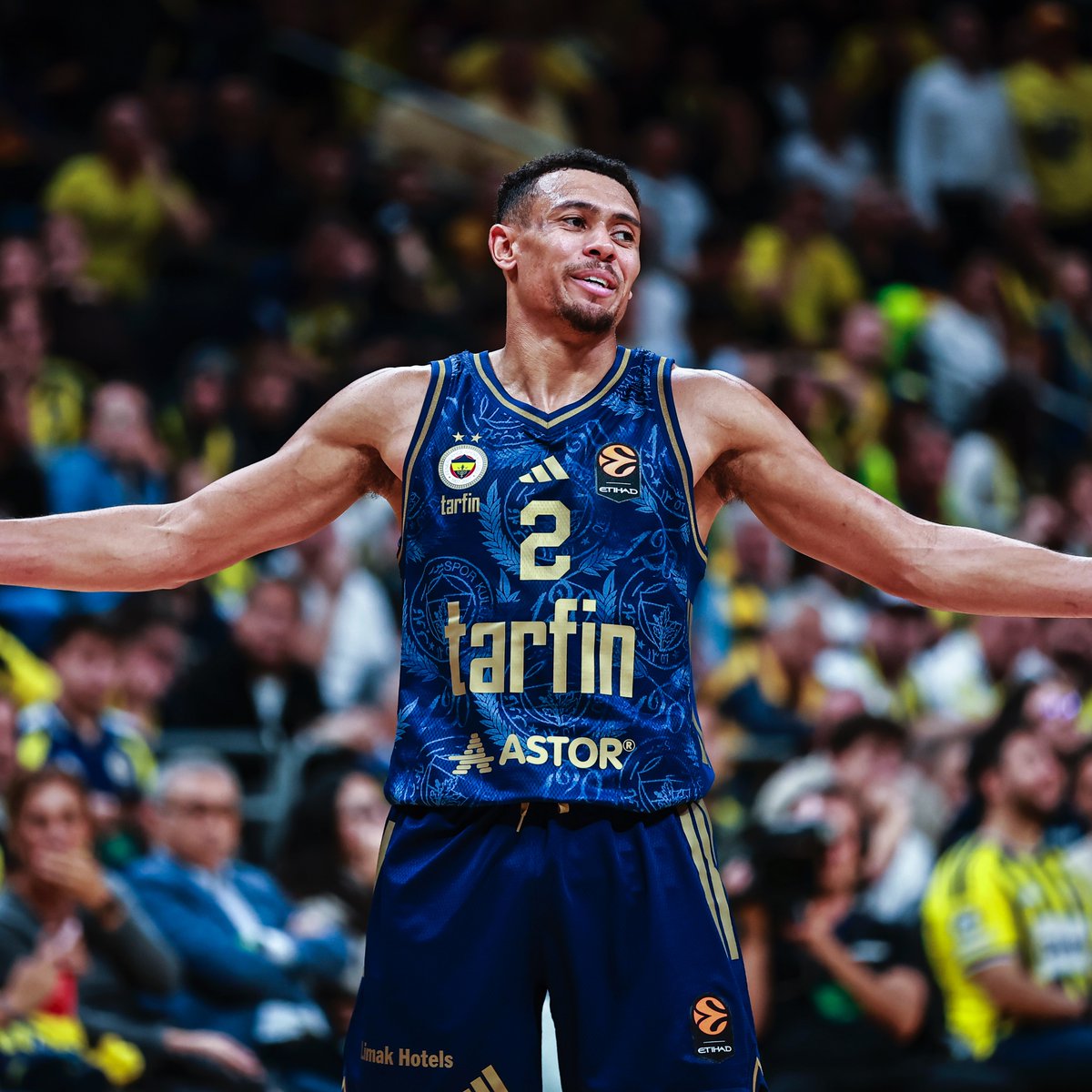 EurohoopsTR's tweet photo. Soru: Şampiyonluk isteyen bir takımın GM'i olsan, takıma ilk olarak kimi alırdın?

Jaron Blossomgame: "Wade Baldwin diyorum. Wade'i seçtim çünkü çok yönlü bir oyuncu.

Harika bir savunmacı, çok üst düzey savunma yapıyor. Bence insanlar Wade'in savunmasını yeterince övmüyor ama o cidden çok iyi bir savunmacı.

Tabii kendi şutunu yaratma becerisi de var. Sezona harika başladı, son oynadığımız maçta bunu yakından gördüm. Bize karşı çok iyi oynadı.

O kendini kanıtlamış bir kazanan, değerini tüm EuroLeague'e gösterdi. Dolayısıyla hemen şampiyonluk hedefleyen bir takım kursam, Wade gibi çok yönlü bir oyuncuyu isterim.

O harika bir pasör, skorer ve savunmacı. Bence etrafına takım kurmak için çok iyi bir parça."

(via Amerikanos 24 / Triple Threat Show)
