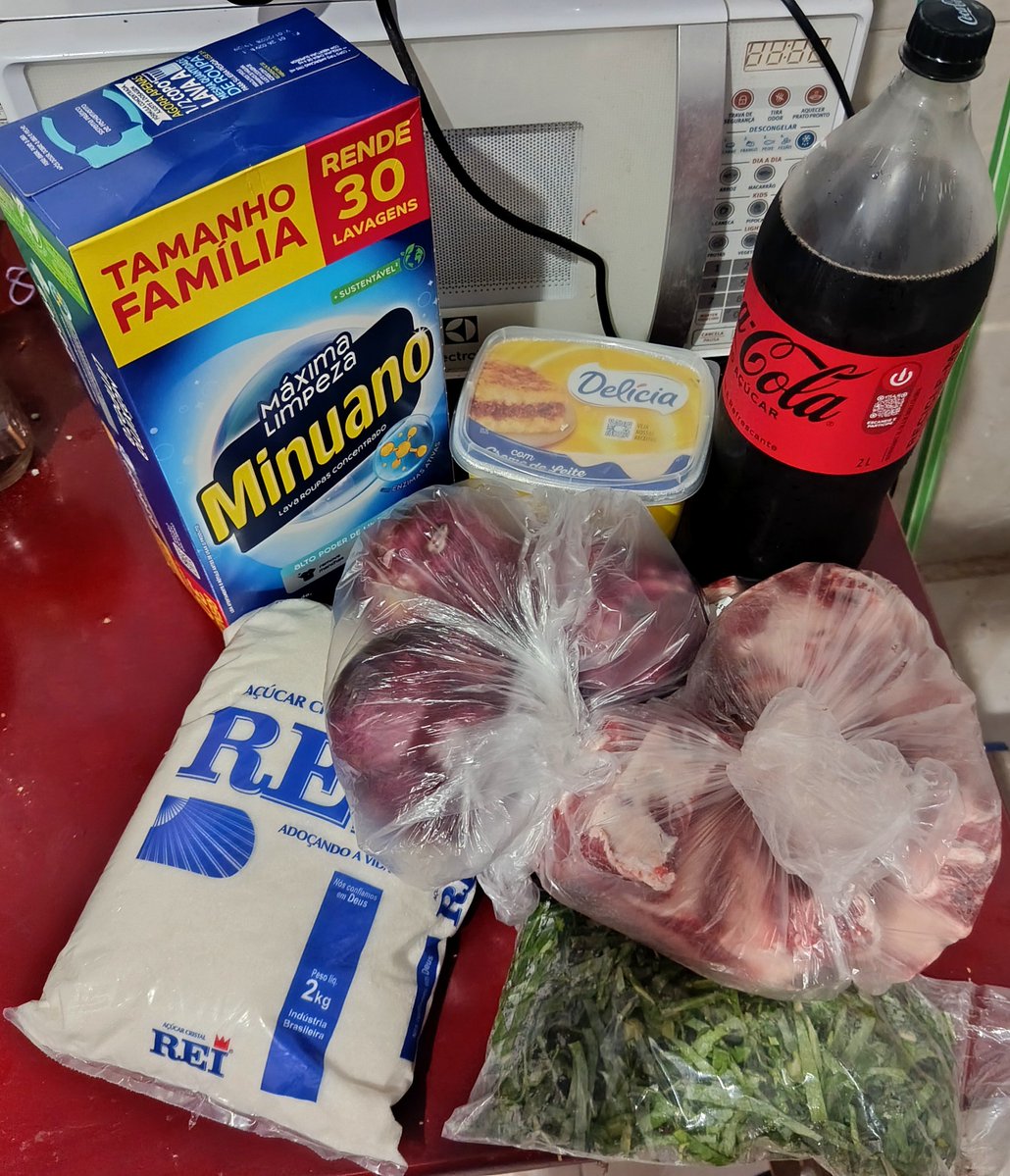 levisback's tweet photo. Dizem que o “pobre de direita”, cansado de pagar R$ 160 em uma micro-compra de produtos de segunda qualidade, está “desconectado da realidade”.

CENTO E SESSENTA REAIS NISSO.

Mas certamente a tiktoker de 18 anos, que nunca precisou trabalhar e mora em um ap de R$ 5M, é quem está em contato profundo com a realidade do brasileiro pobre.