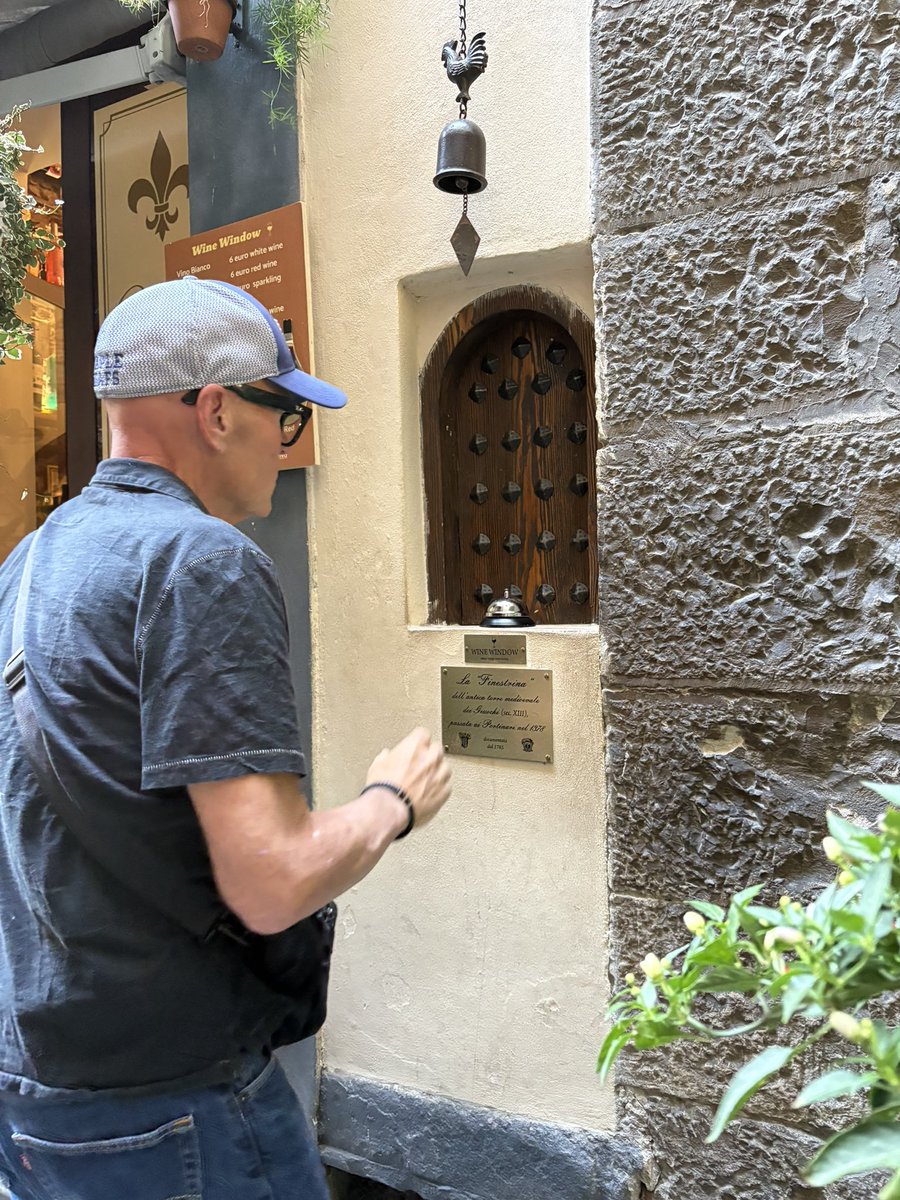 steve_kee's tweet photo. Wine…at a window.  In Florence we call this a “wine window.”  #kee2travel @CynthiaKee20813 https://t.co/YdfTTKrHEw