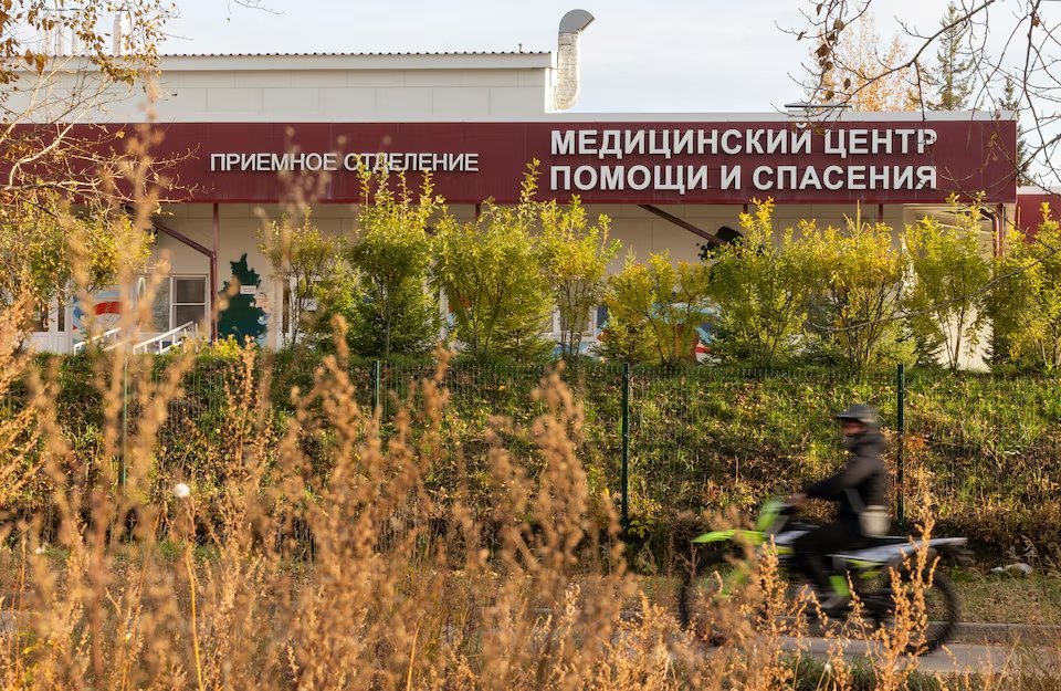 MarioNawfal's tweet photo. 🇷🇺 Increasingly TERRIFYING CLAIMS coming out about the PLAGUE SCARE in Siberia 

and I think the internet is getting dangerously far ahead of what we actually know.

A 28-year-old researcher at Russia’s Irkutsk Anti-Plague Institute died after developing a mysterious pneumonia.

Around 200 contacts were quarantined.

There are reports that she may have broken a test tube containing plague bacteria.

But here’s the important part:

We STILL DON'T EVEN KNOW that she died of plague.

Russian authorities say testing has found NO PLAGUE among her contacts, and WHO says Russia has reported no confirmed cases in Irkutsk...

Now to the BIOWEAPON claims, that are another leap entirely.

Russia inherited a Soviet program that developed ANTIBIOTIC-RESISTANT plague for BIOLOGICAL WARFARE. That history makes transparency about what this laboratory was working on extremely important.

But there is CURRENTLY NO EVIDENCE that the researcher was infected with an engineered or weaponized strain.

This story is potentially serious enough without inventing the scariest version of it.

Right now, the biggest problem is how much we still don’t know.

Source: CNN, Reuters, CBS, WHO / Writer: Oliver