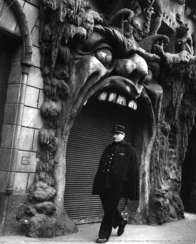 GenyaTheHag's tweet photo. cabaret de l'enfer was a hell themed paris cafe in 1892-1950. guests were greeted with “enter and be damned, the evil one awaits you!”, and were served ‘satanic’ drinks by waiters dressed as devils. https://t.co/cf4xkanEZ0